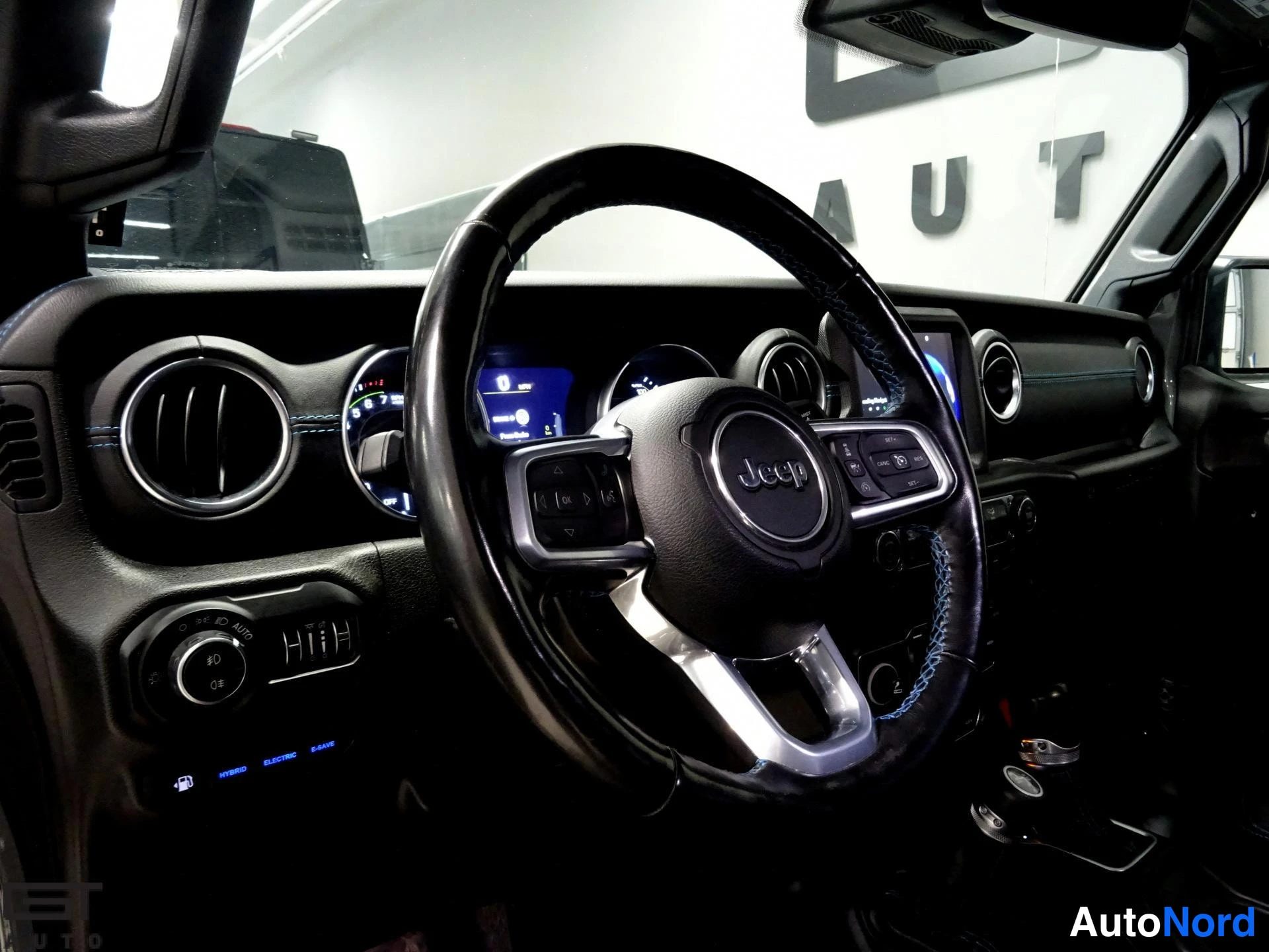 Harmaa Jeep Wrangler 2022, ohjaamo, kuva 15