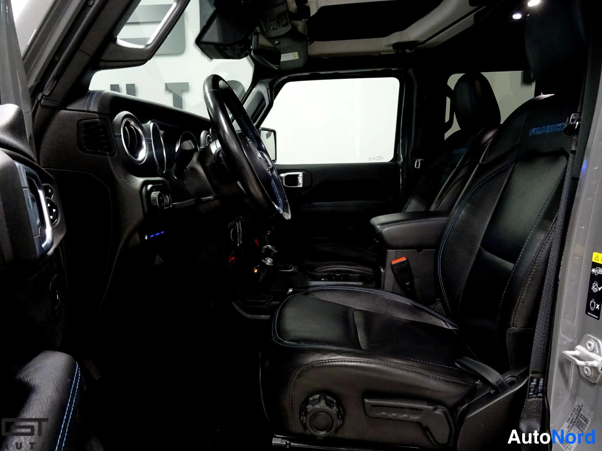 Harmaa Jeep Wrangler 2022, etuistuimet, kuva 17