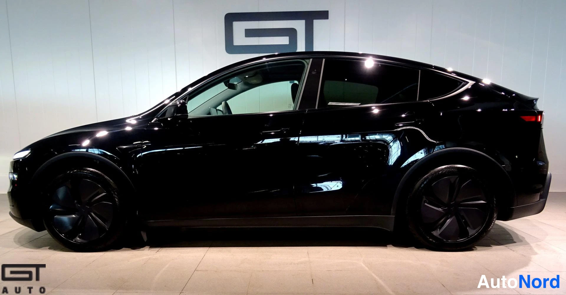 Musta Tesla Model Y 2025, sivulta, kuva 5