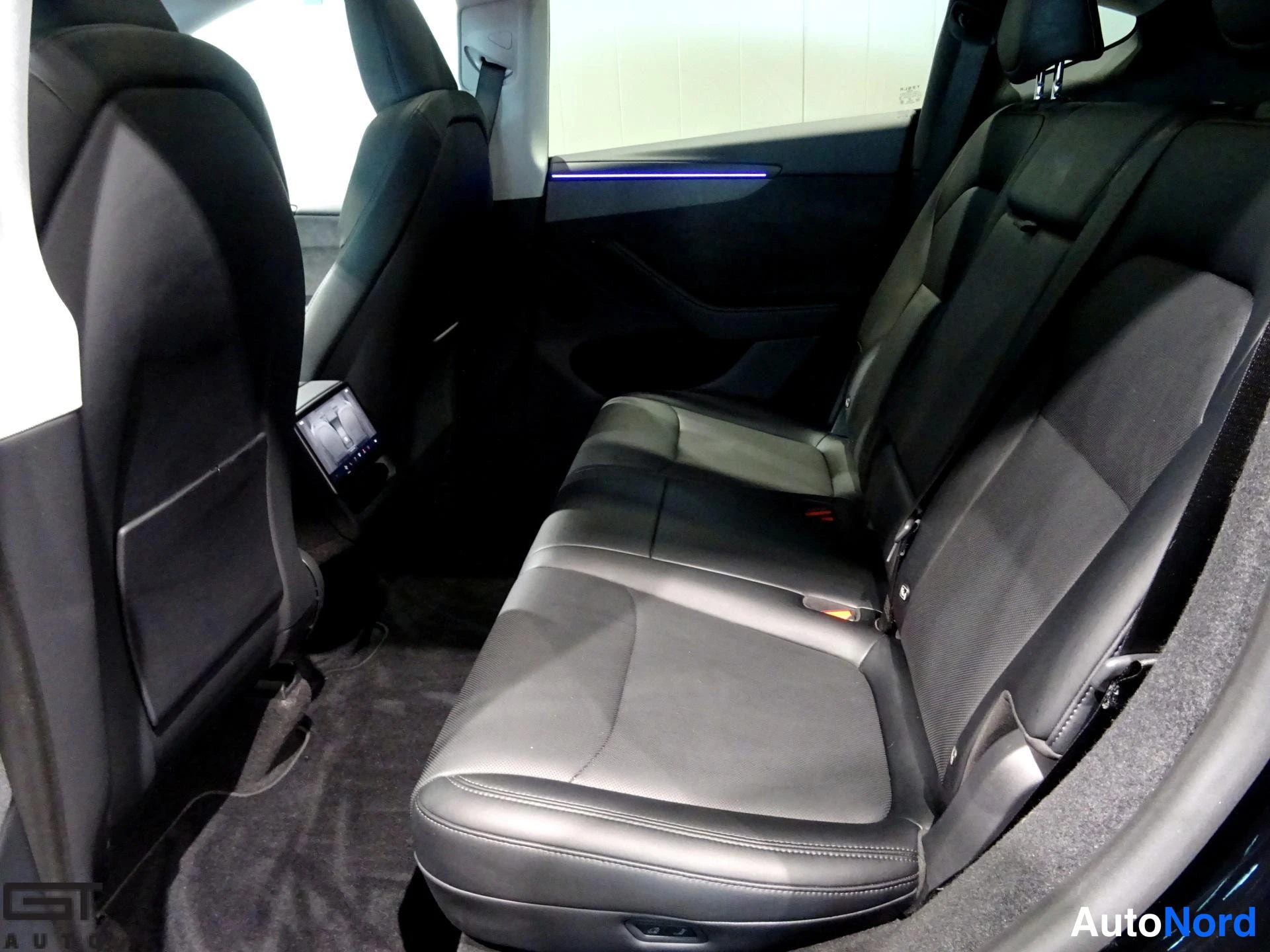 Musta Tesla Model Y 2025, takaistuimet, kuva 16