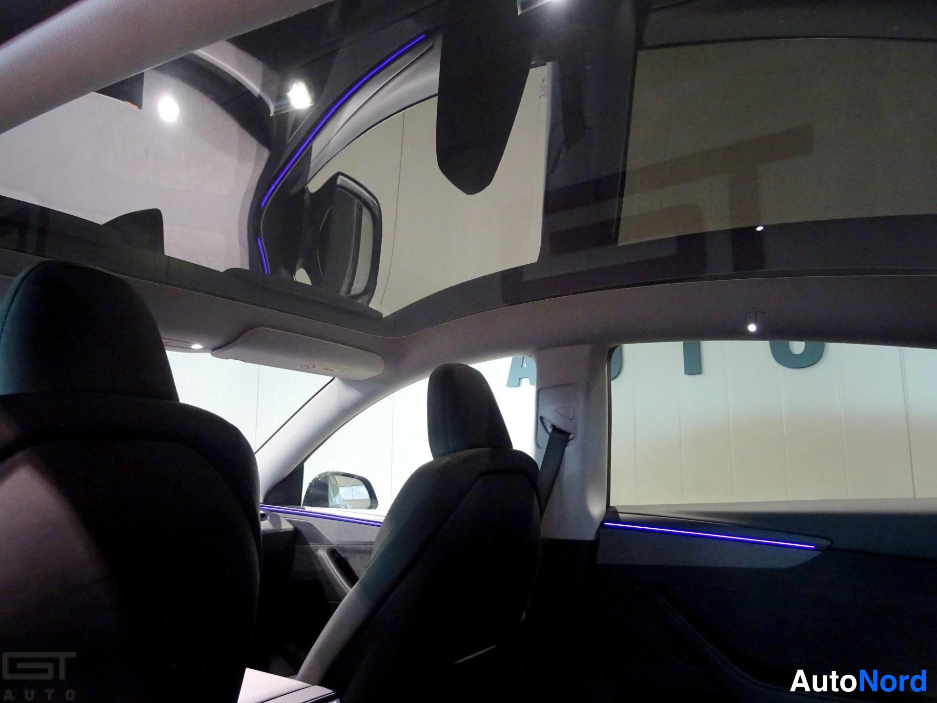 Musta Tesla Model Y 2025, ohjaamo, kuva 10