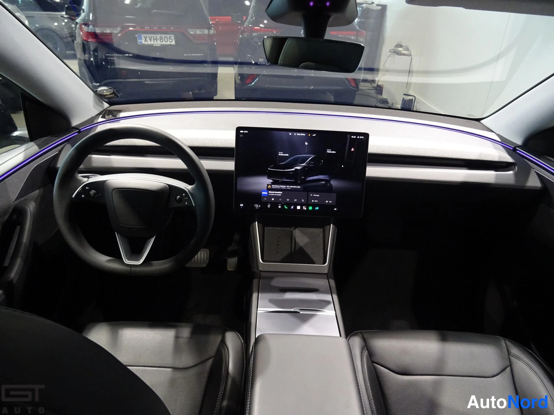 Musta Tesla Model Y 2025, ohjaamo, kuva 12