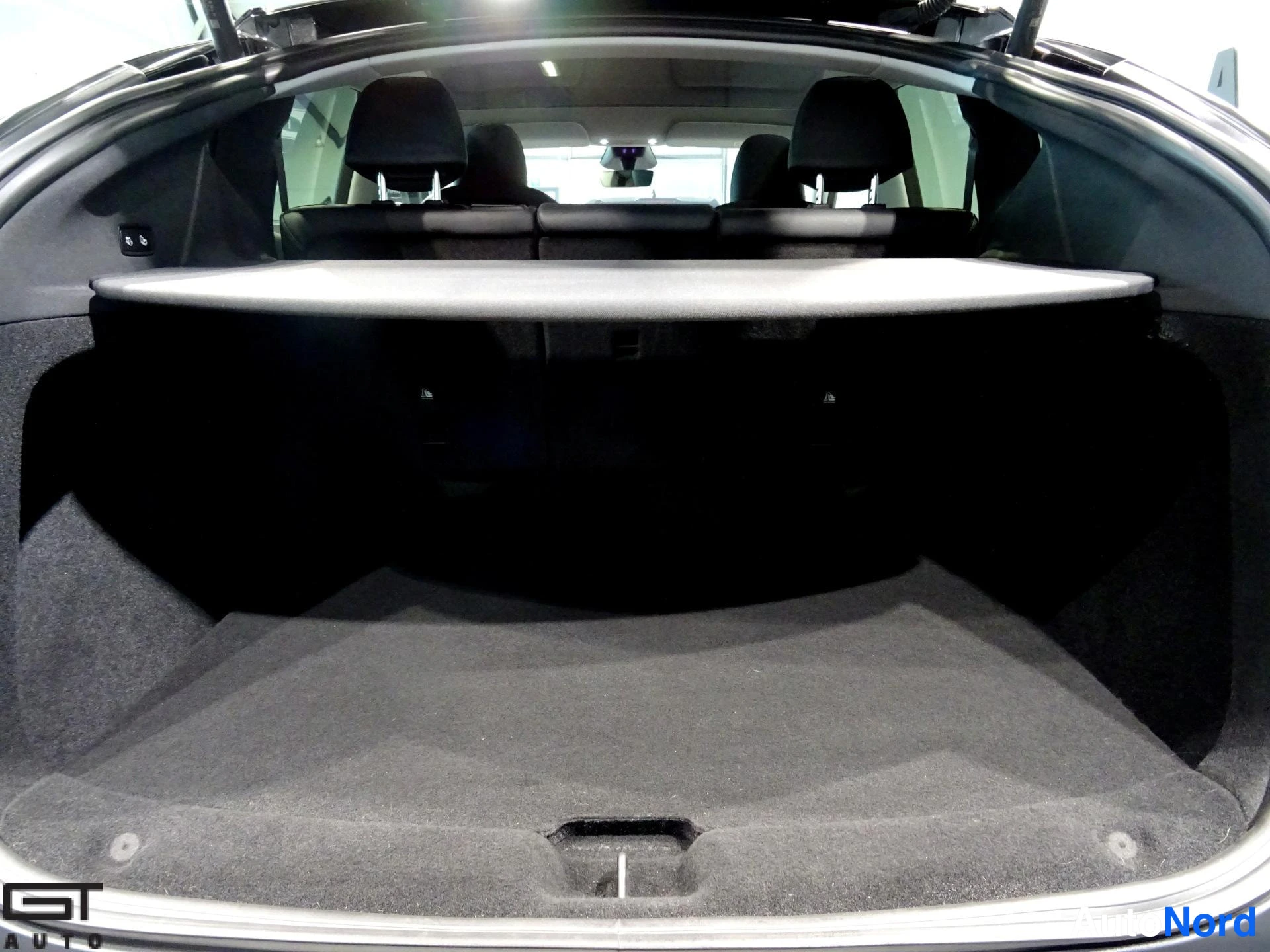 Musta Tesla Model Y 2025, tavaratila, kuva 18