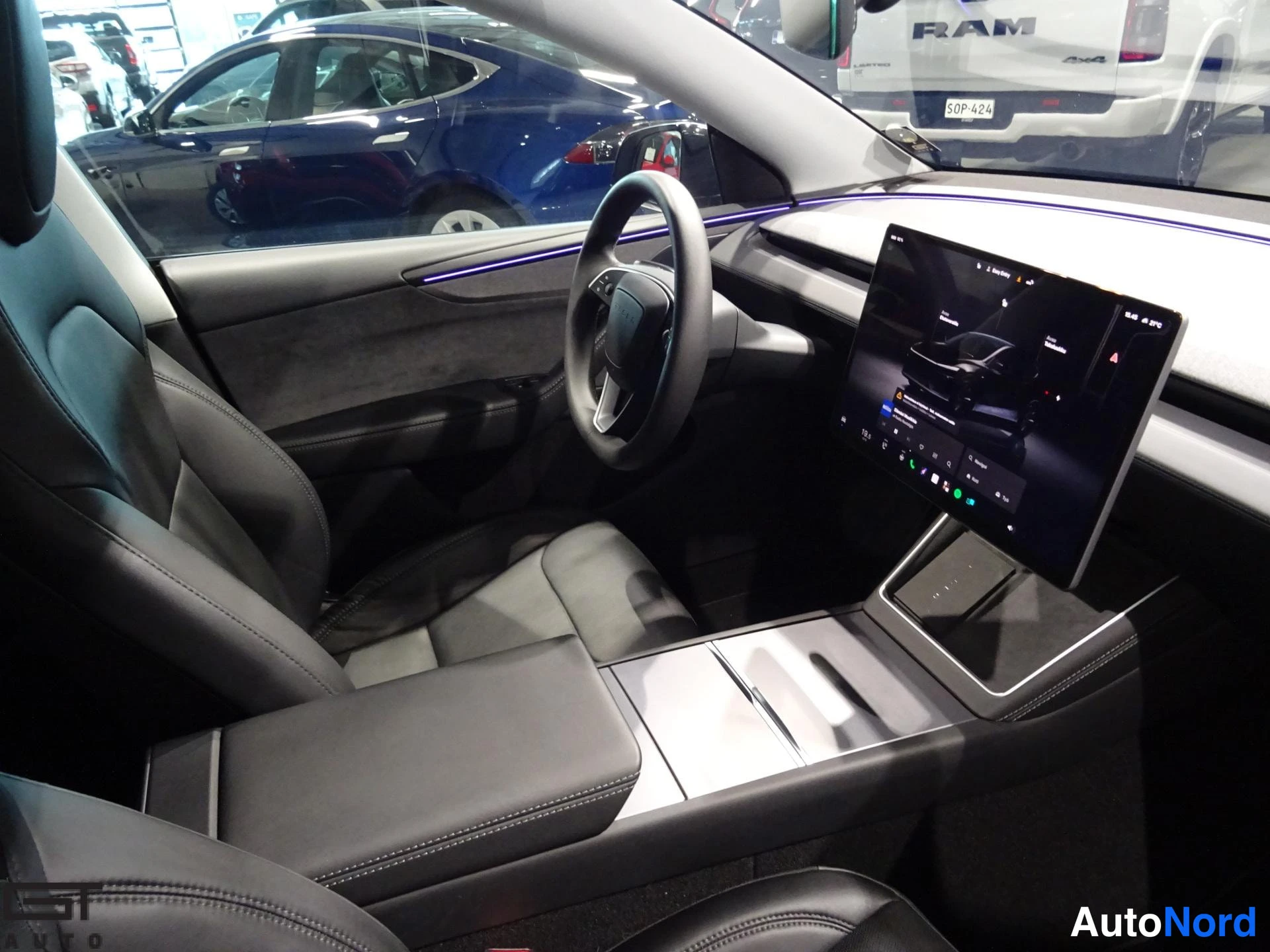 Musta Tesla Model Y 2025, ohjaamo, kuva 11