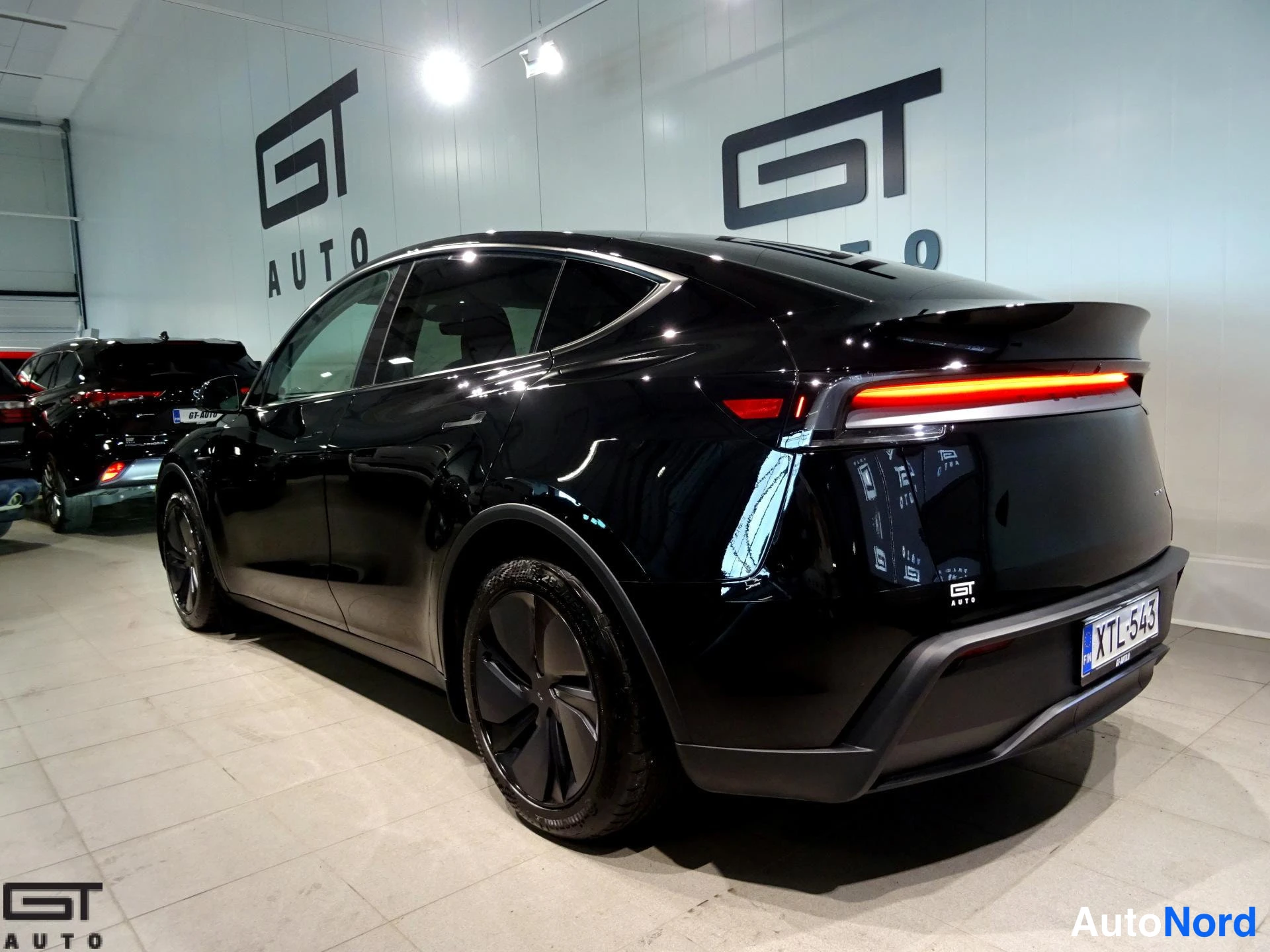 Musta Tesla Model Y 2025, takaviisto, kuva 7