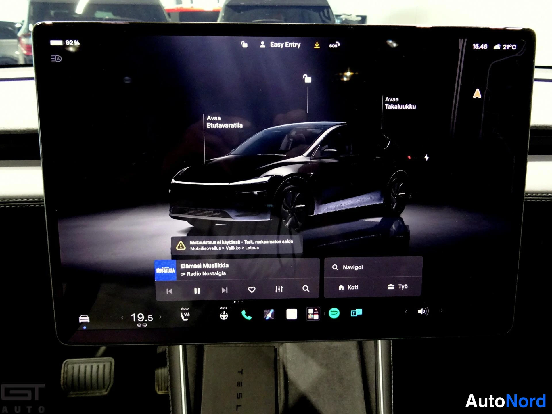 Musta Tesla Model Y 2025, ohjaamo, kuva 13