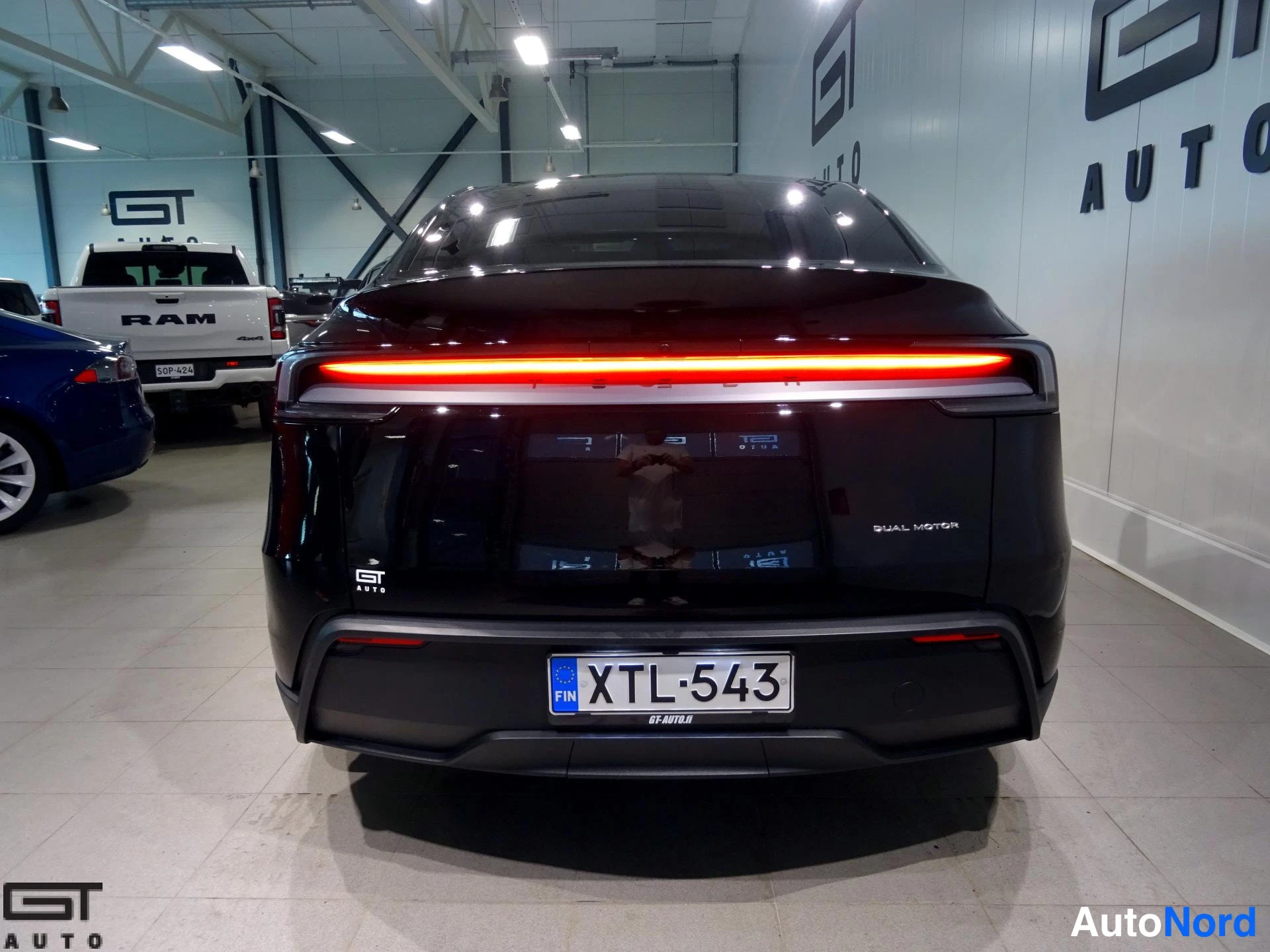 Musta Tesla Model Y 2025, takaa, kuva 8