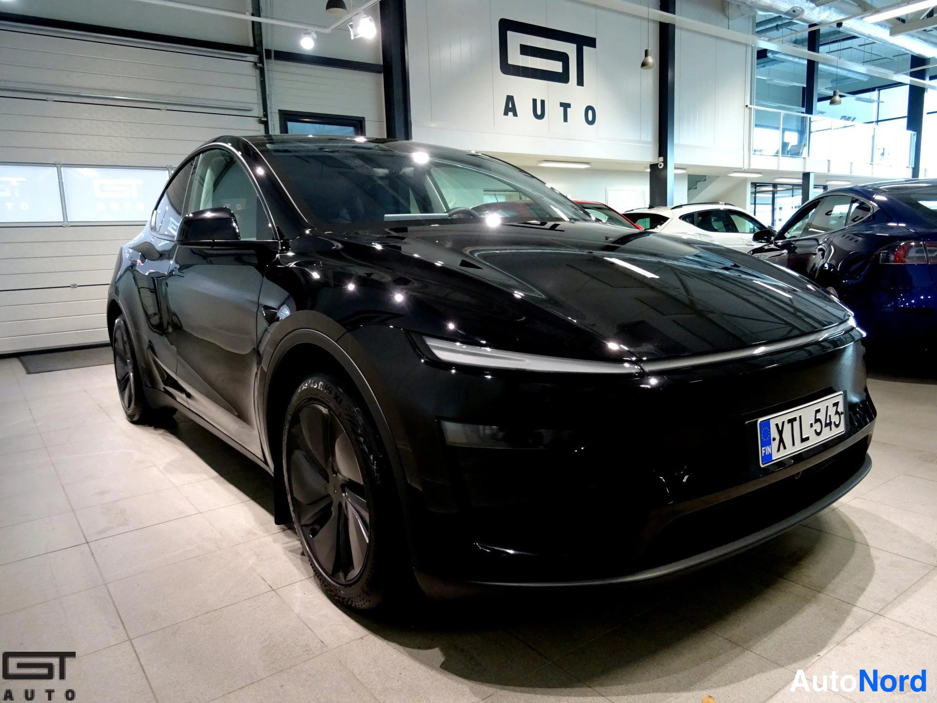 Musta Tesla Model Y 2025, etuviisto, keula oikealle, kuva 3