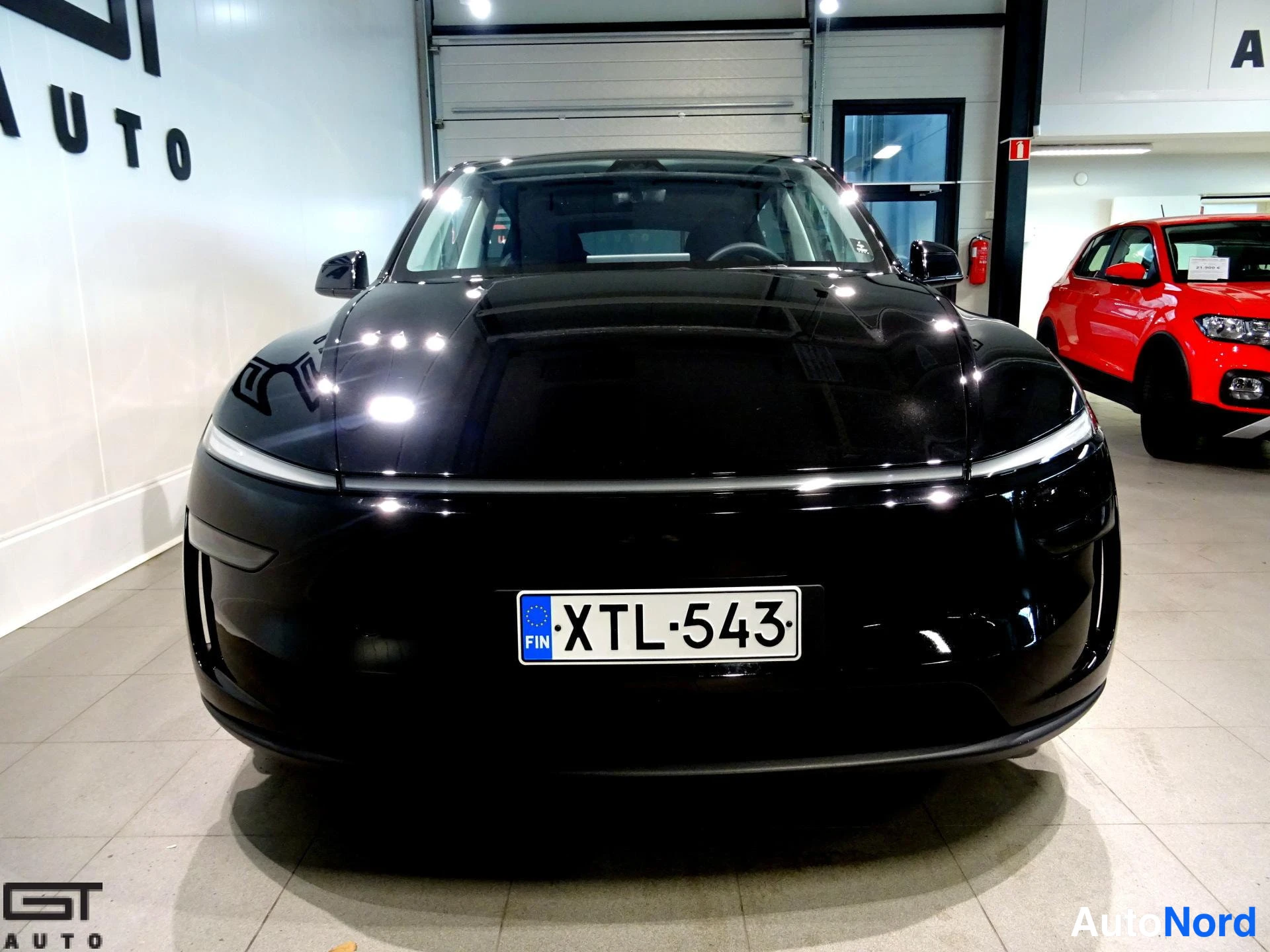 Musta Tesla Model Y 2025, edestä, kuva 4