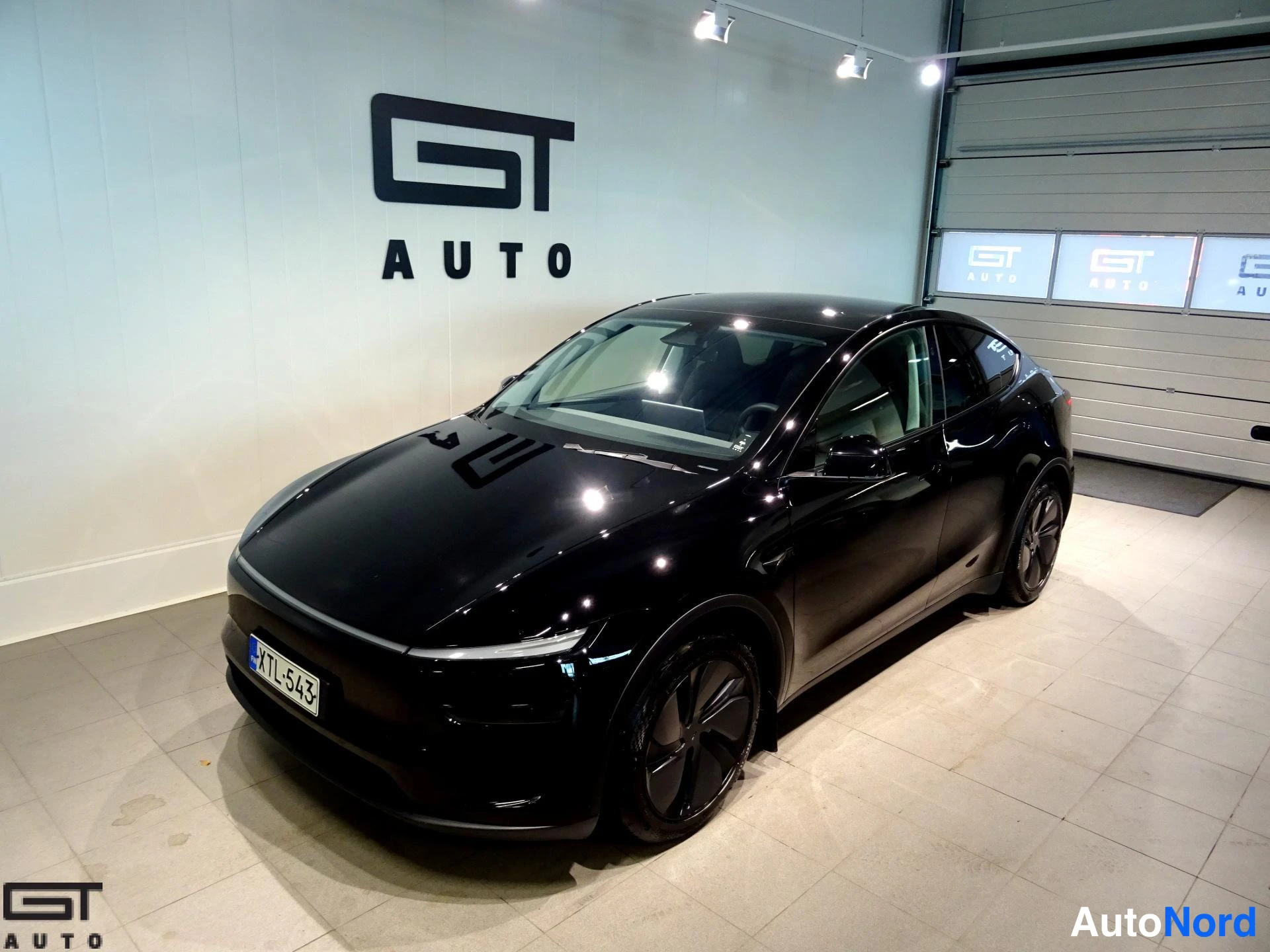 Musta Tesla Model Y 2025, etuviisto, keula vasemmalle, kuva 2