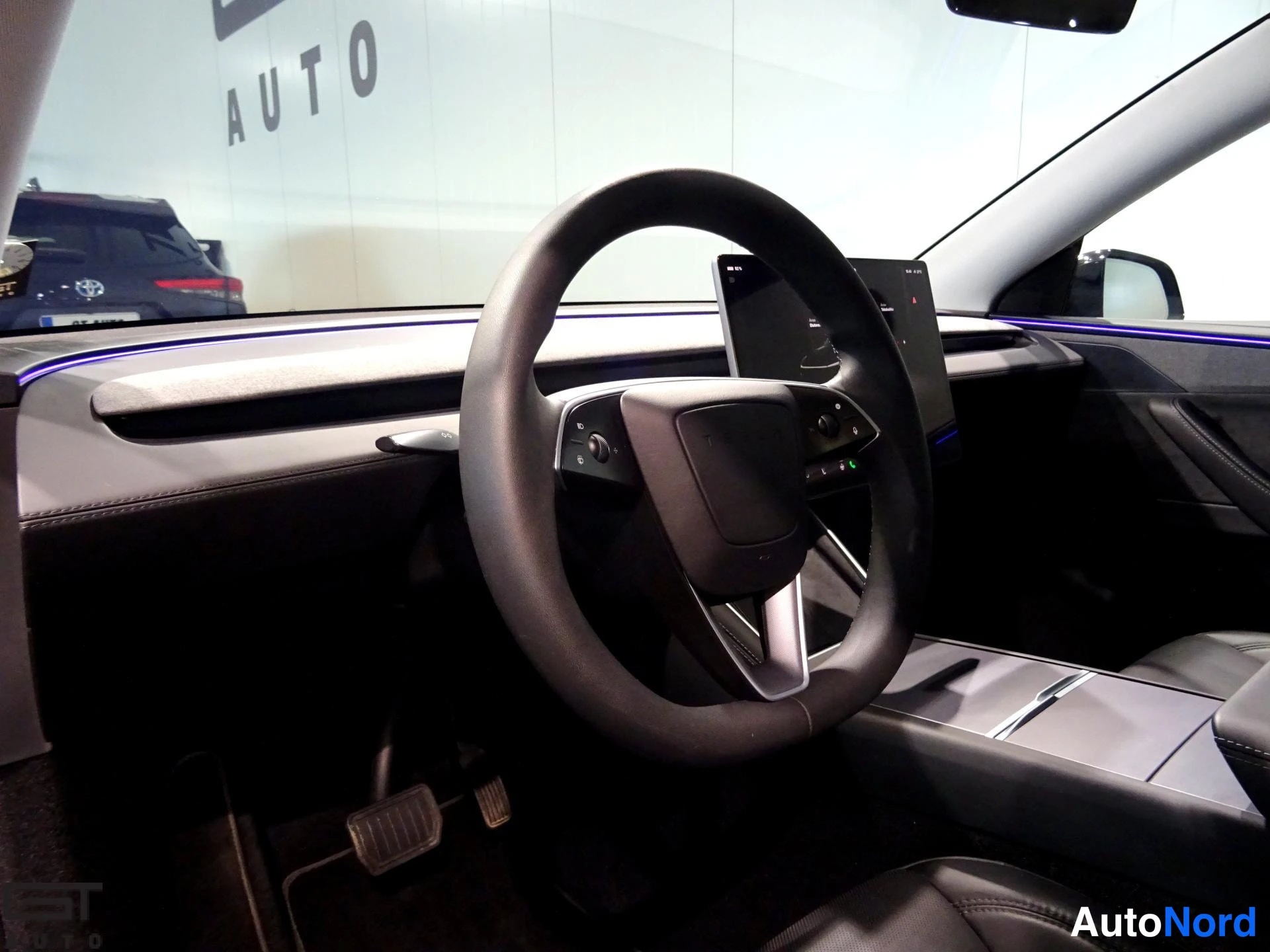 Musta Tesla Model Y 2025, ohjaamo, kuva 9