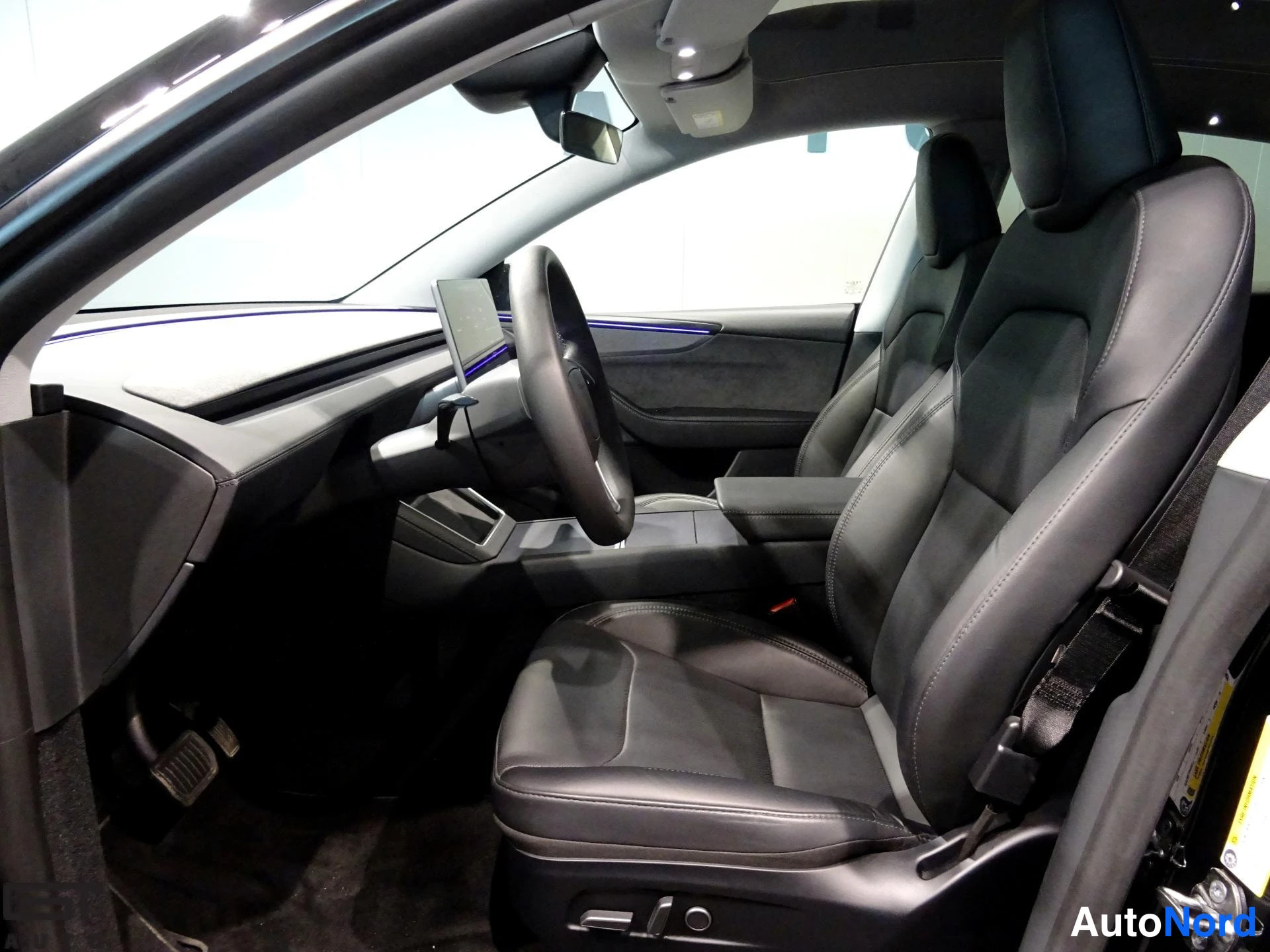 Musta Tesla Model Y 2025, etuistuimet, kuva 14