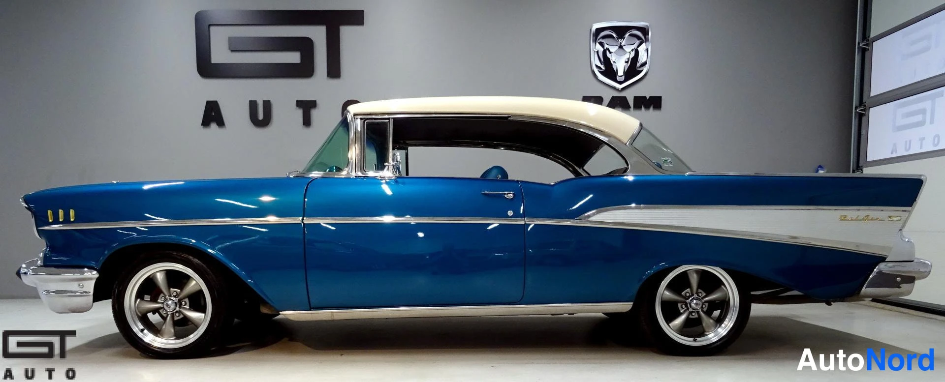 Sininen Chevrolet Bel Air 1957, sivulta, kuva 7