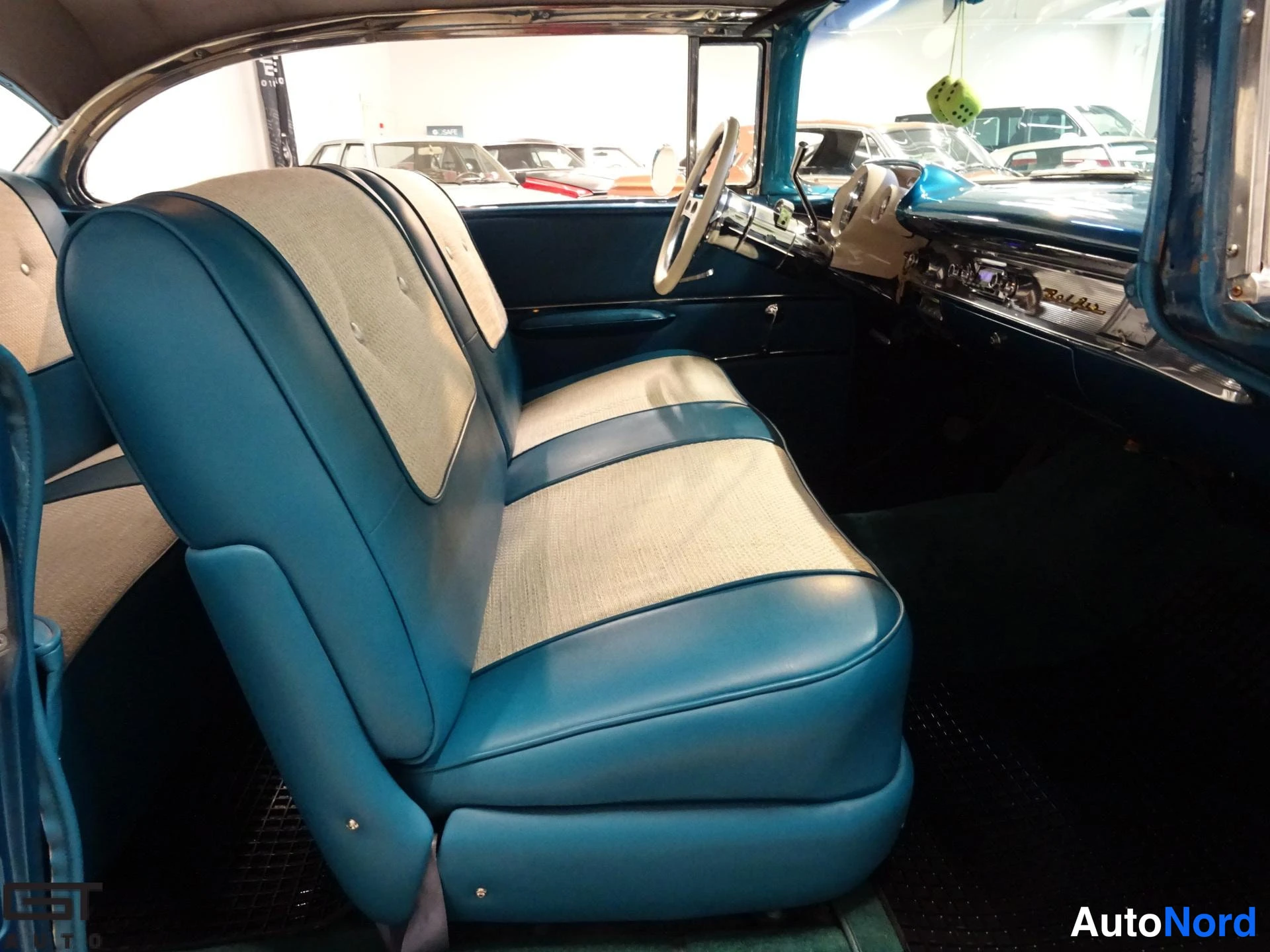 Sininen Chevrolet Bel Air 1957, etuistuimet, kuva 17