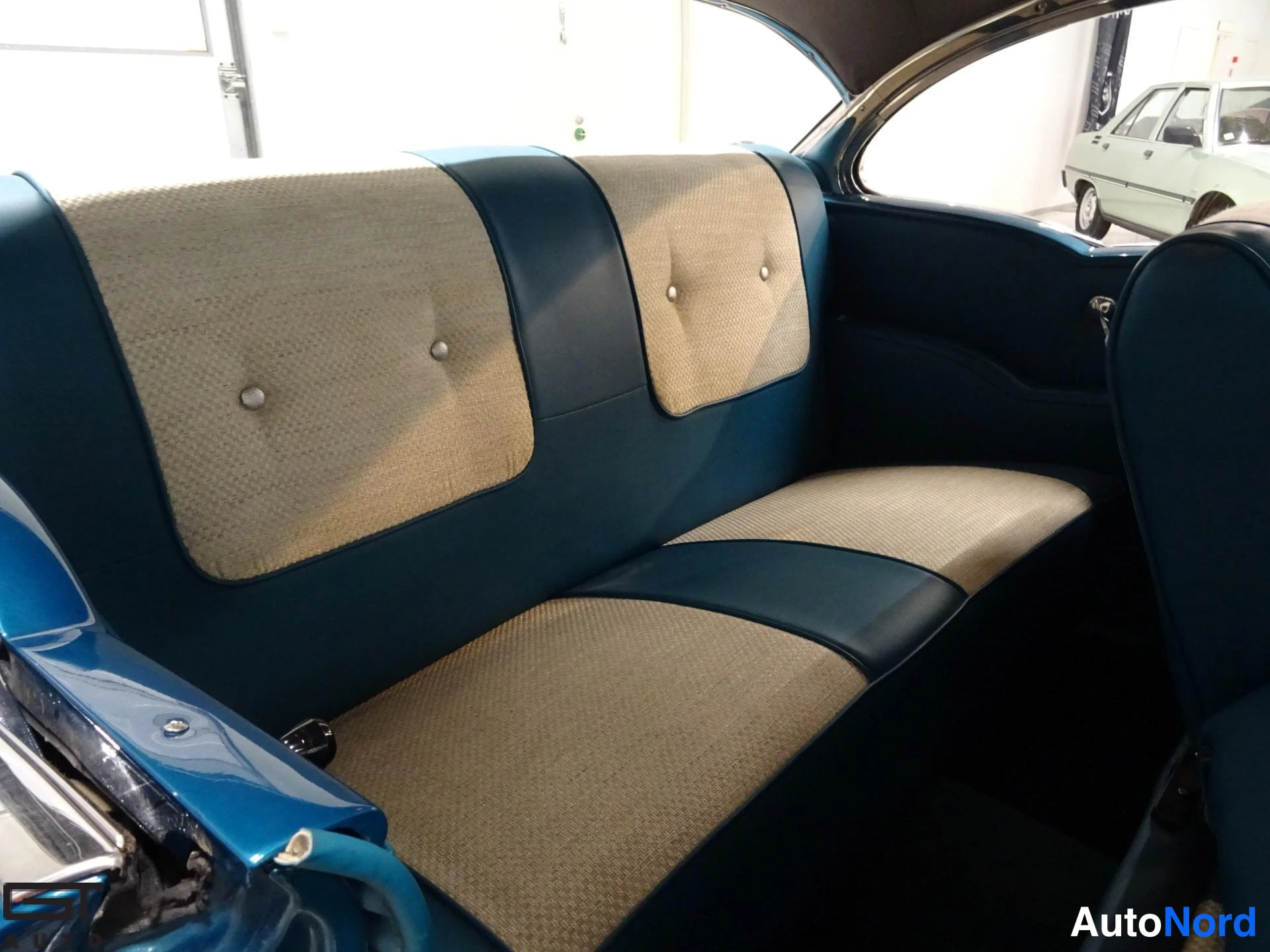 Sininen Chevrolet Bel Air 1957, takaistuimet, kuva 20