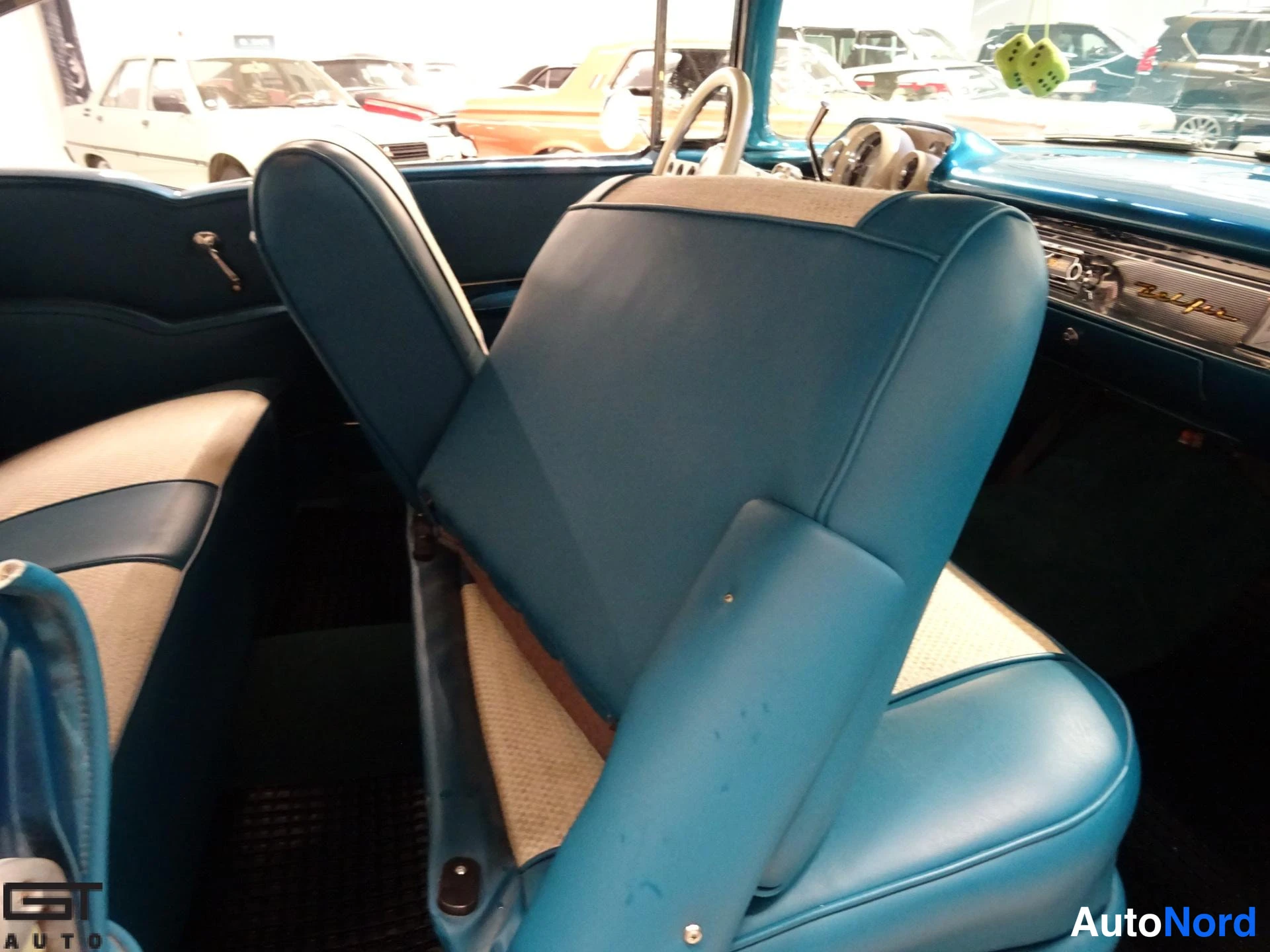 Sininen Chevrolet Bel Air 1957, etuistuimet, kuva 18
