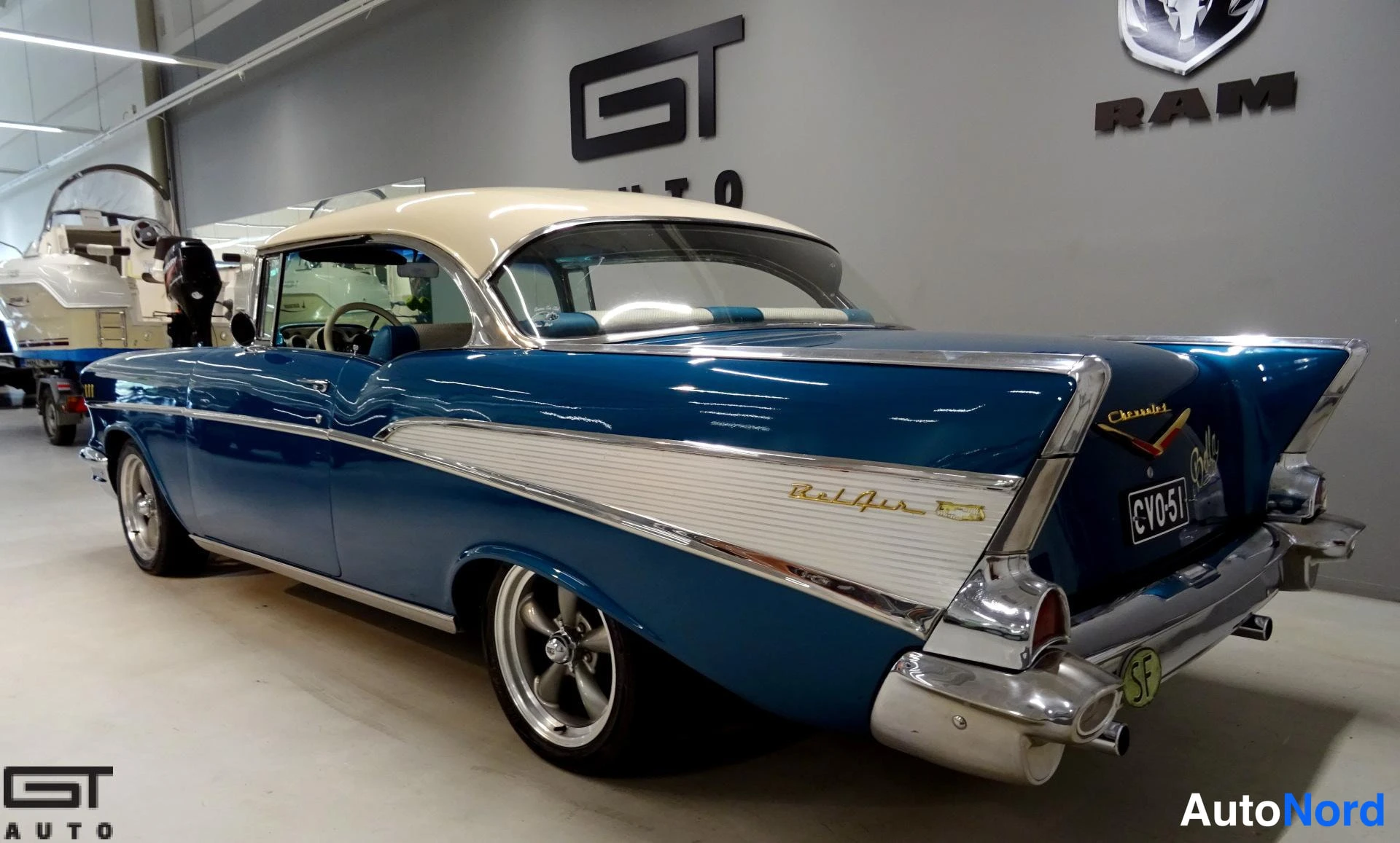 Sininen Chevrolet Bel Air 1957, takaviisto, kuva 9