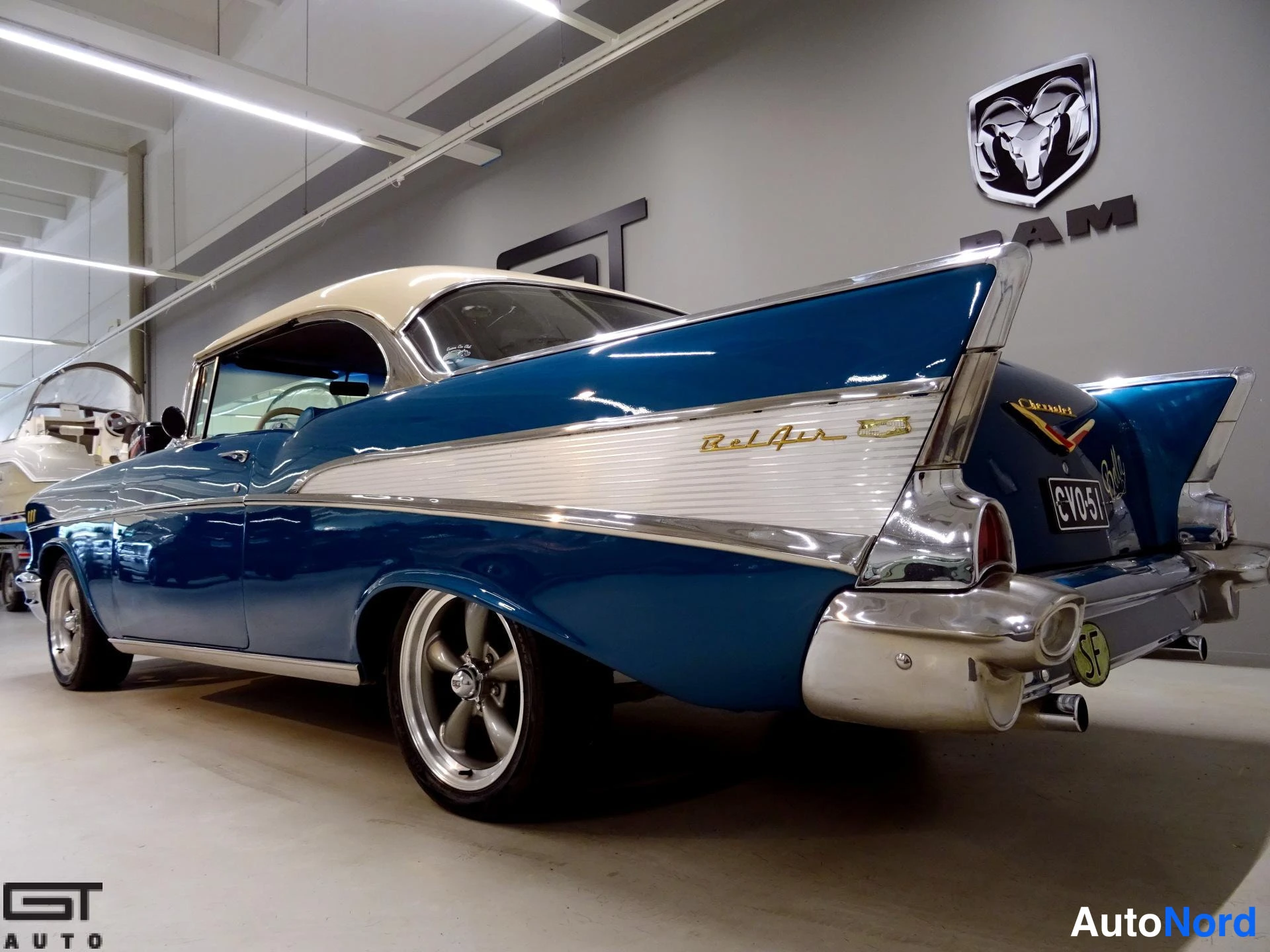 Sininen Chevrolet Bel Air 1957, takaviisto, kuva 8