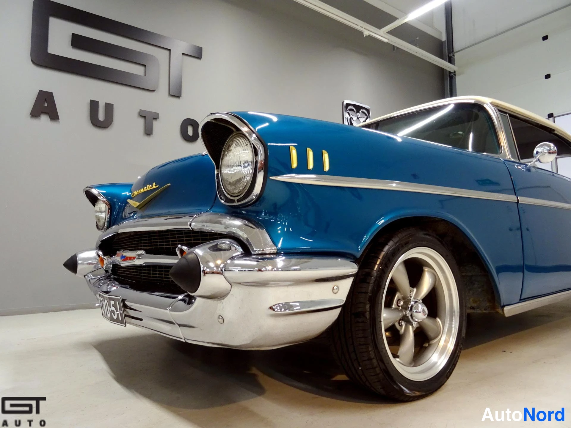 Sininen Chevrolet Bel Air 1957, etuviisto, keula vasemmalle, kuva 2
