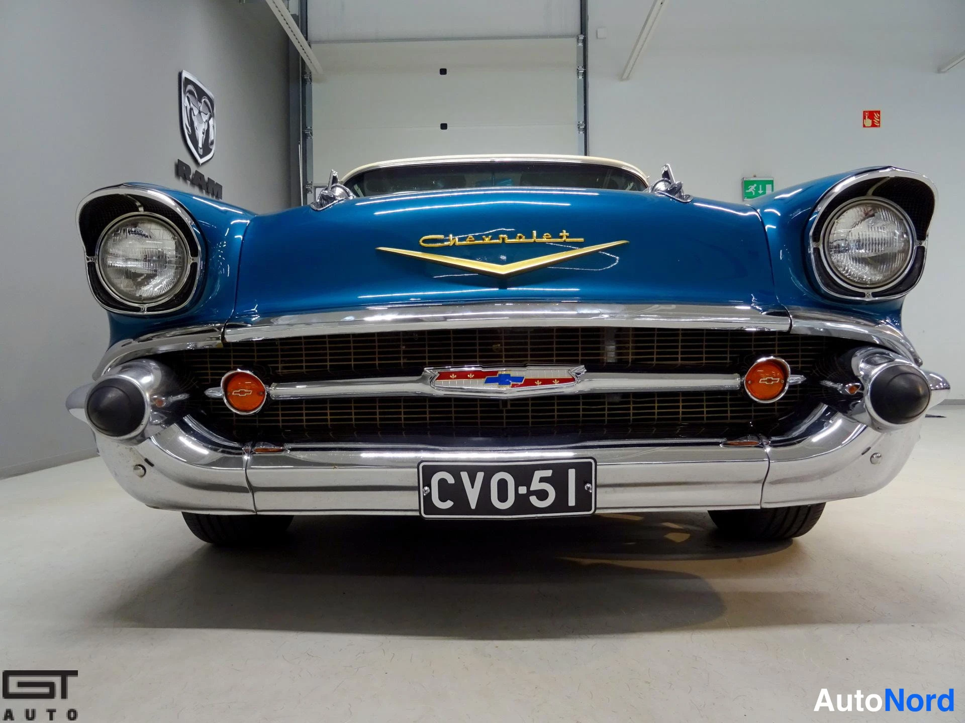 Sininen Chevrolet Bel Air 1957, edestä, kuva 6