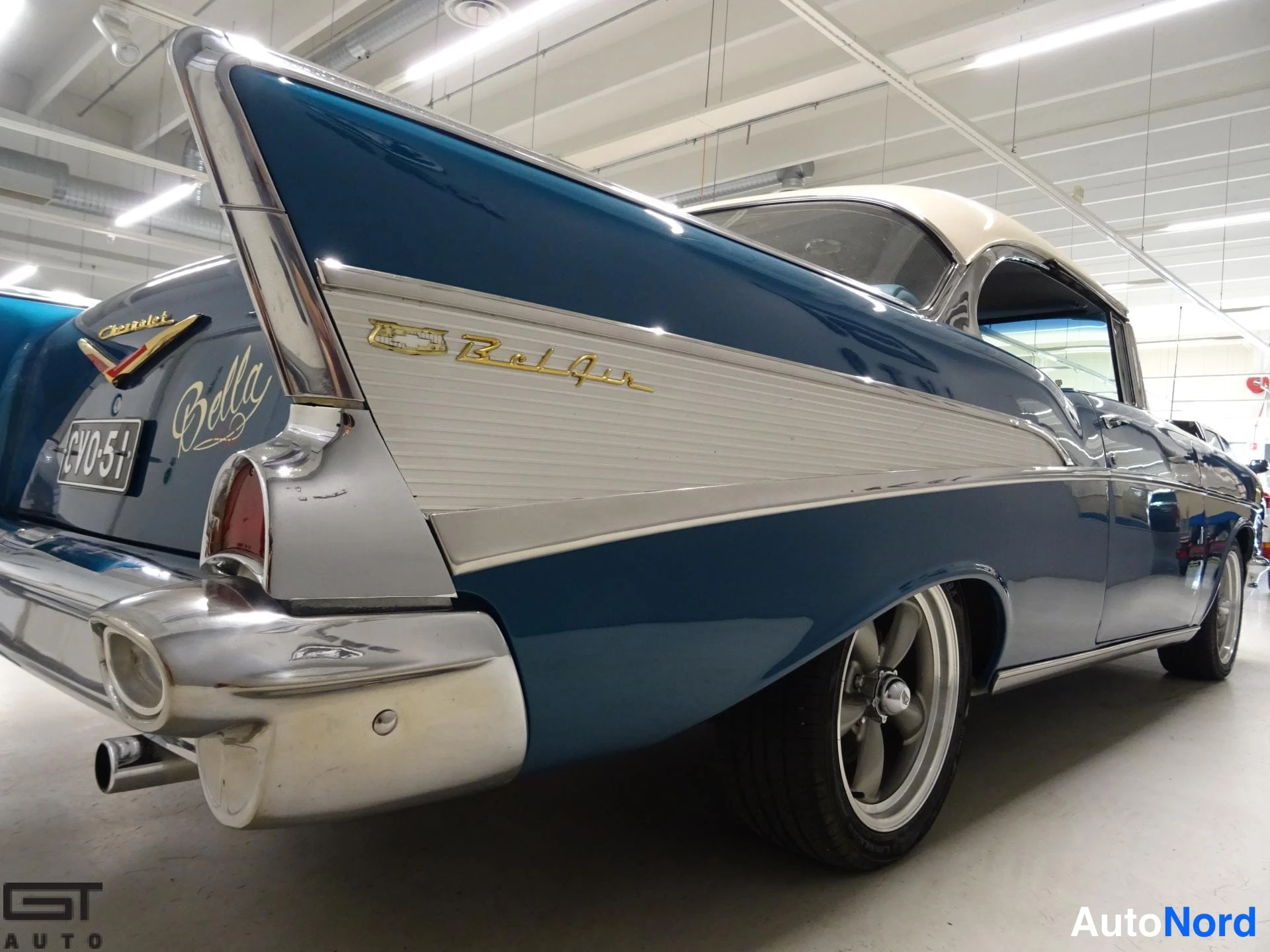 Sininen Chevrolet Bel Air 1957, takaviisto, kuva 10