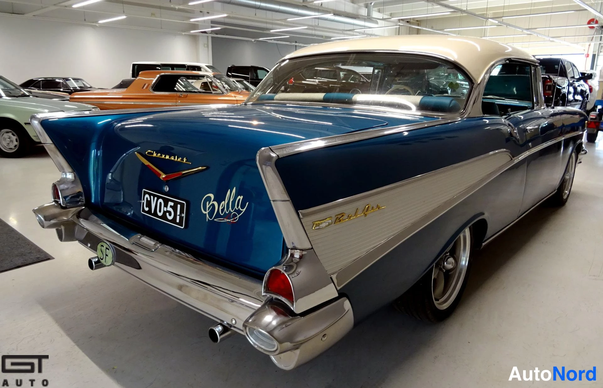 Sininen Chevrolet Bel Air 1957, takaviisto, kuva 11