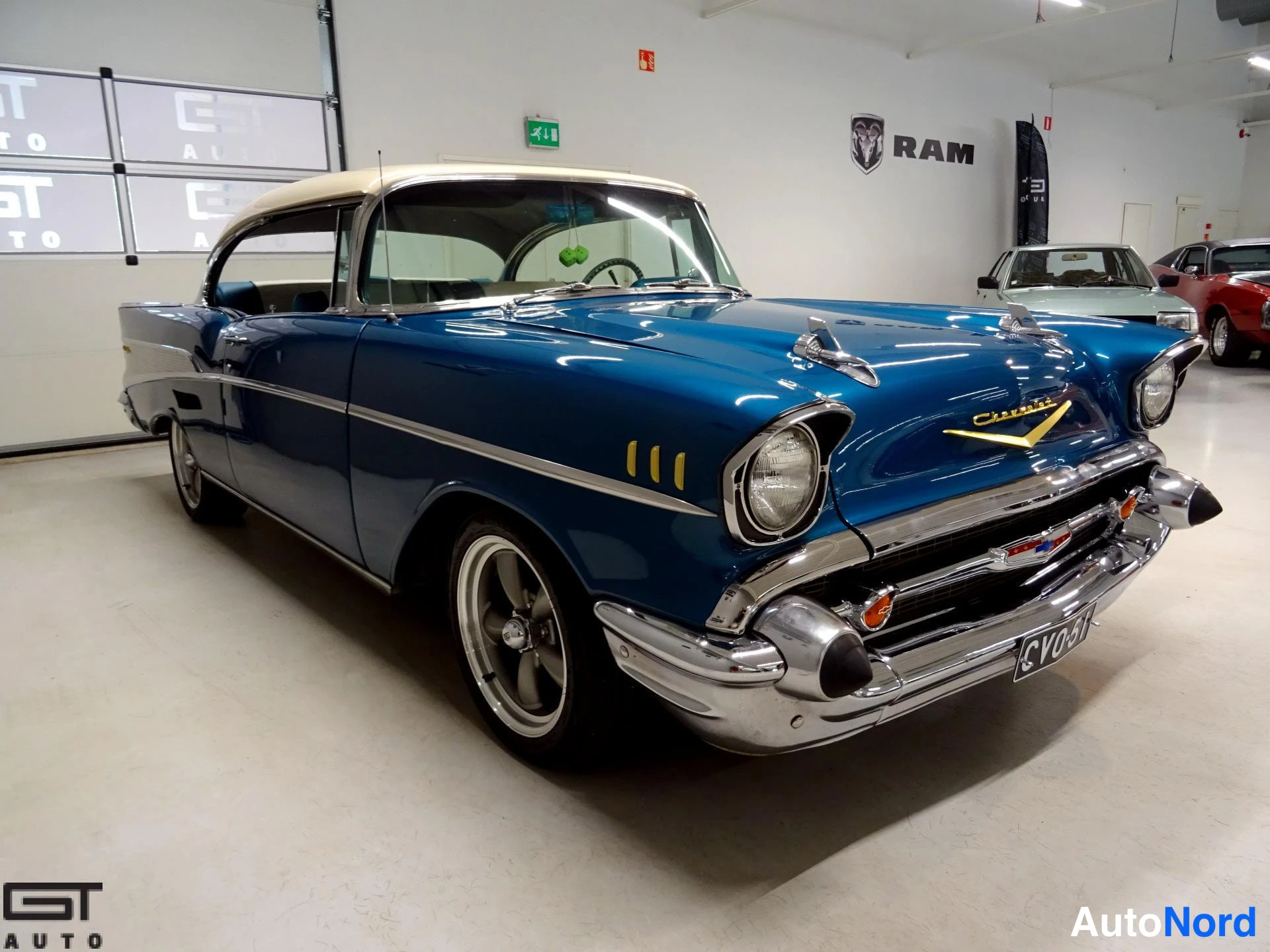 Sininen Chevrolet Bel Air 1957, etuviisto, keula oikealle, kuva 4