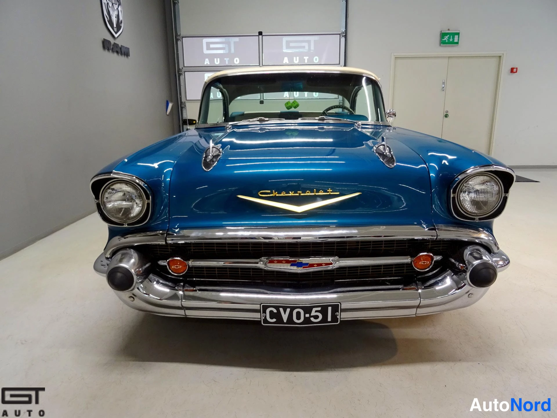 Sininen Chevrolet Bel Air 1957, edestä, kuva 5
