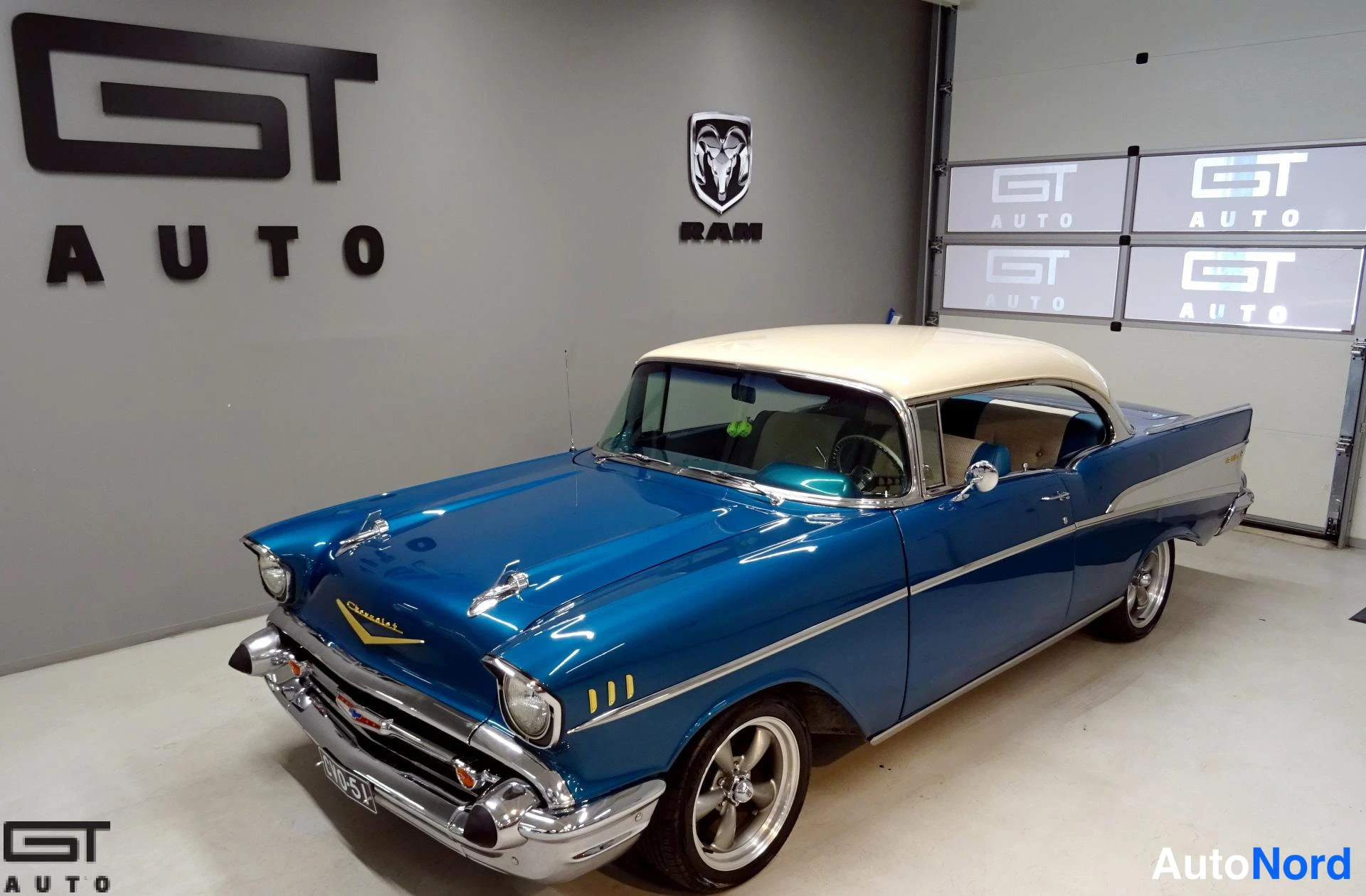 Sininen Chevrolet Bel Air 1957, etuviisto, keula vasemmalle, kuva 3