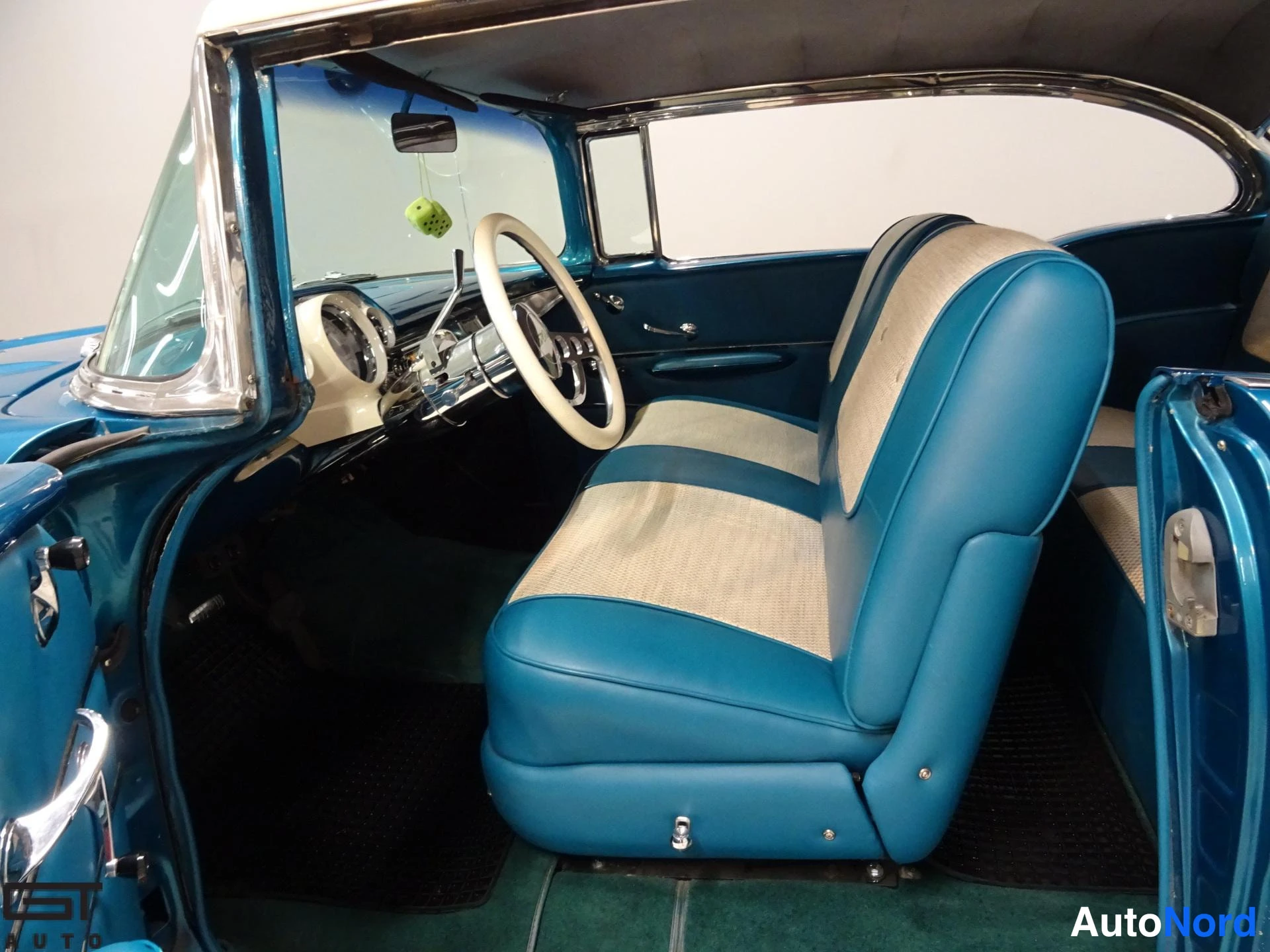 Sininen Chevrolet Bel Air 1957, etuistuimet, kuva 19