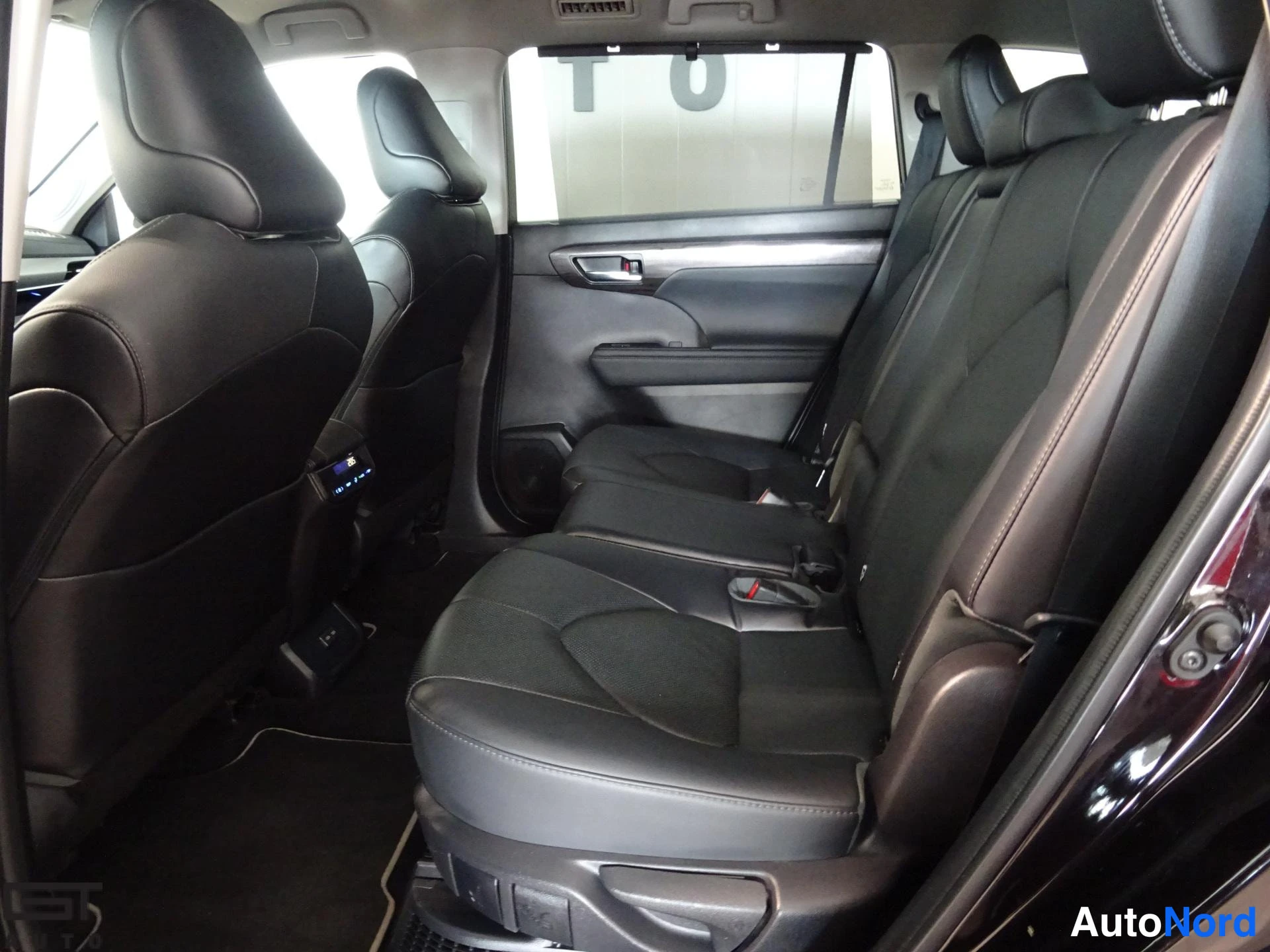 Musta Toyota Highlander 2022, takaistuimet, kuva 16