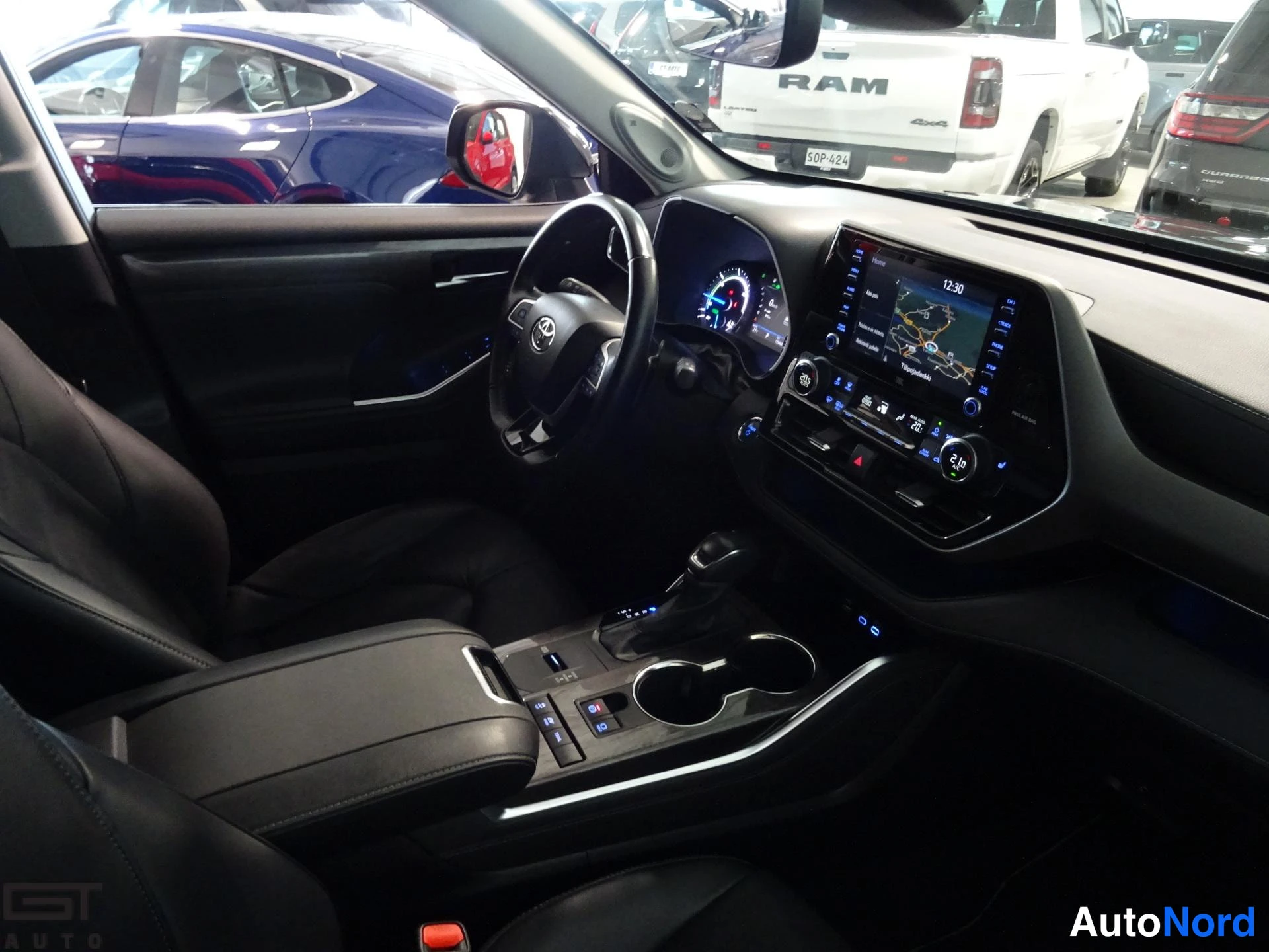 Musta Toyota Highlander 2022, ohjaamo, kuva 13