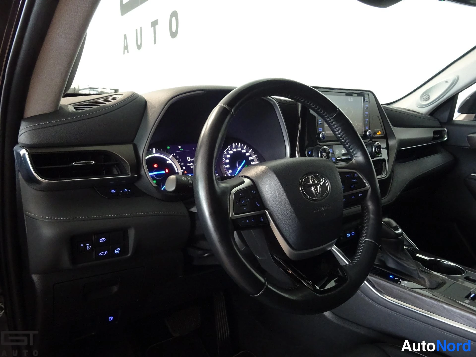 Musta Toyota Highlander 2022, ohjaamo, kuva 9