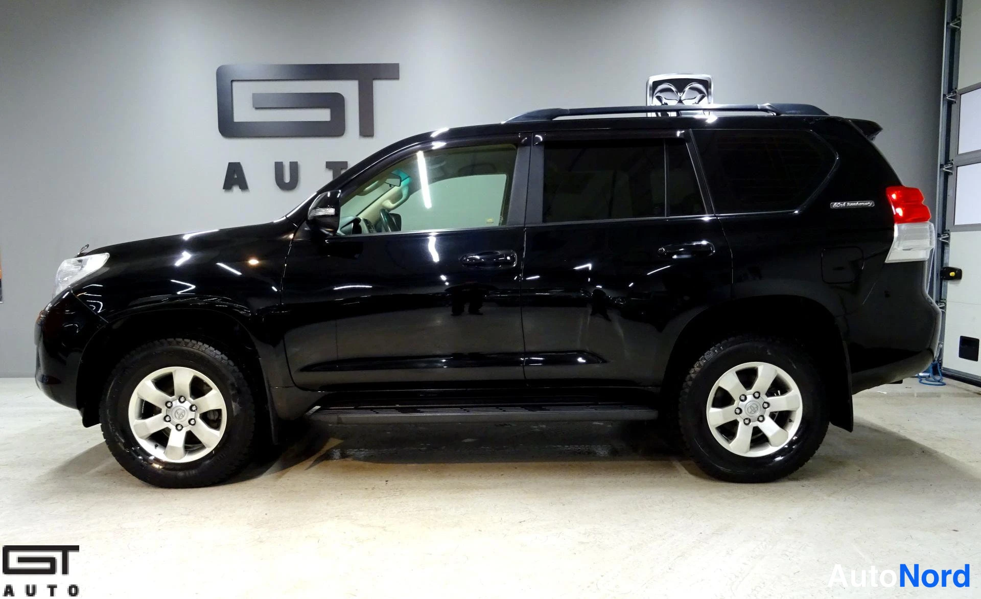 Musta Toyota Land Cruiser 2011, sivulta, kuva 5