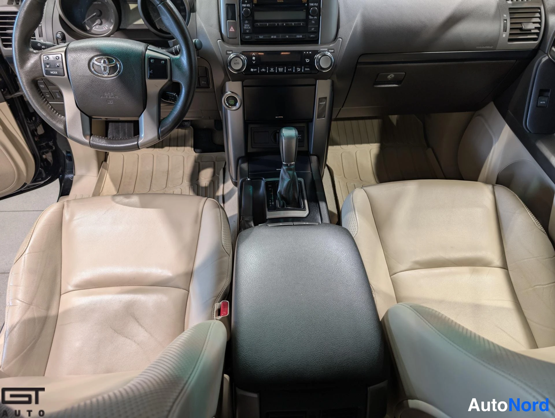 Musta Toyota Land Cruiser 2011, ohjaamo, kuva 10