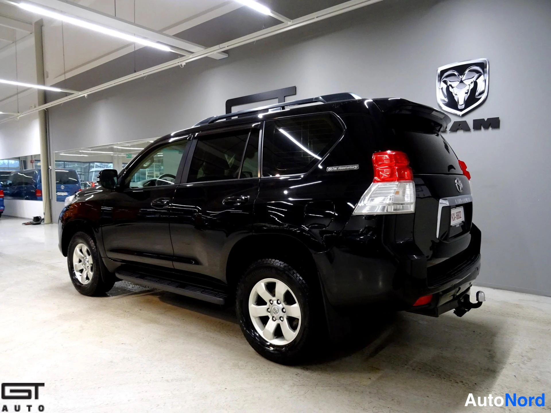Musta Toyota Land Cruiser 2011, takaviisto, kuva 6