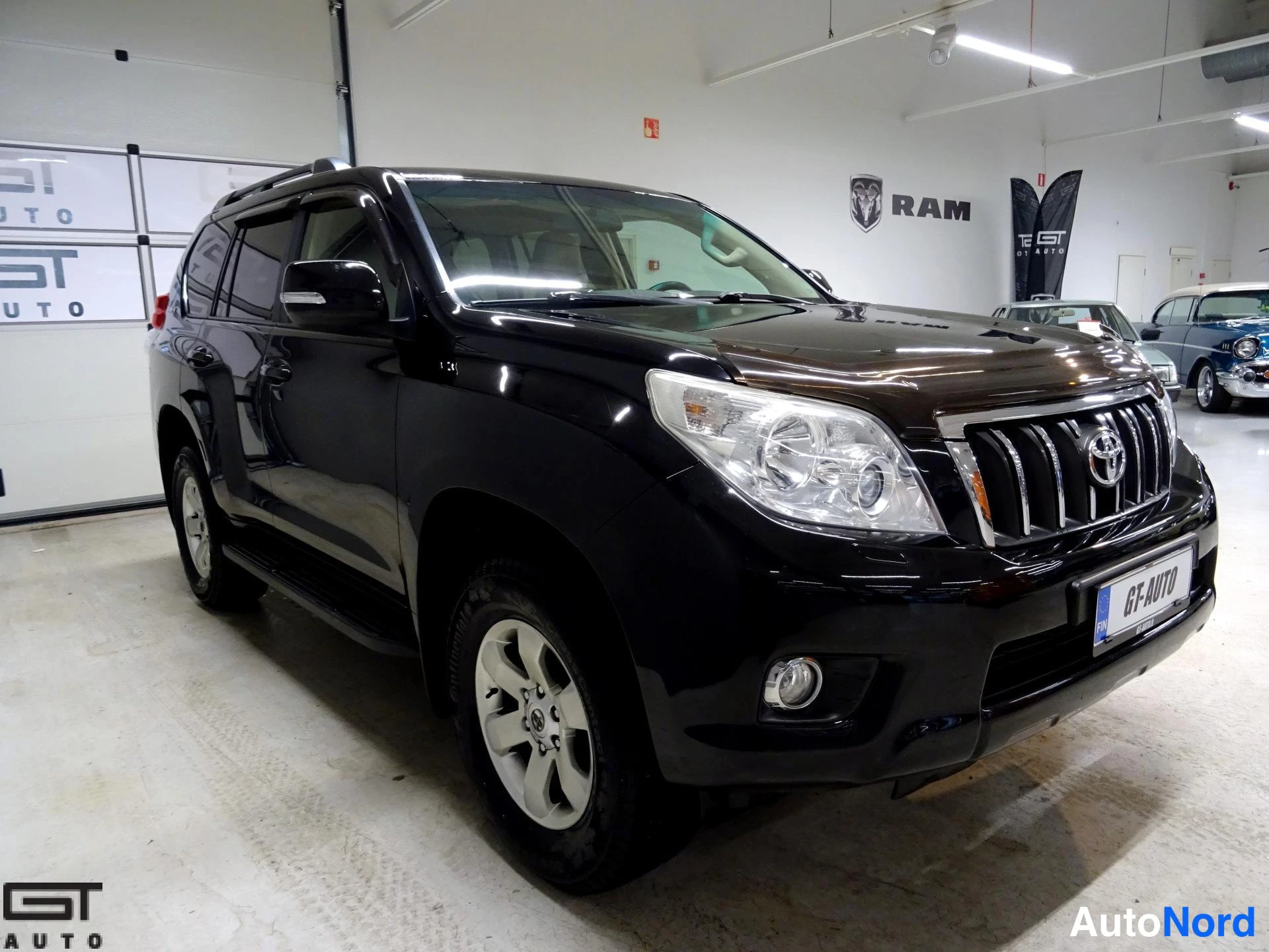 Musta Toyota Land Cruiser 2011, etuviisto, keula oikealle, kuva 3