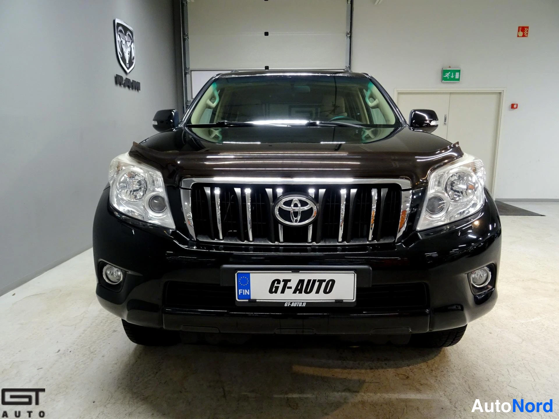 Musta Toyota Land Cruiser 2011, edestä, kuva 4