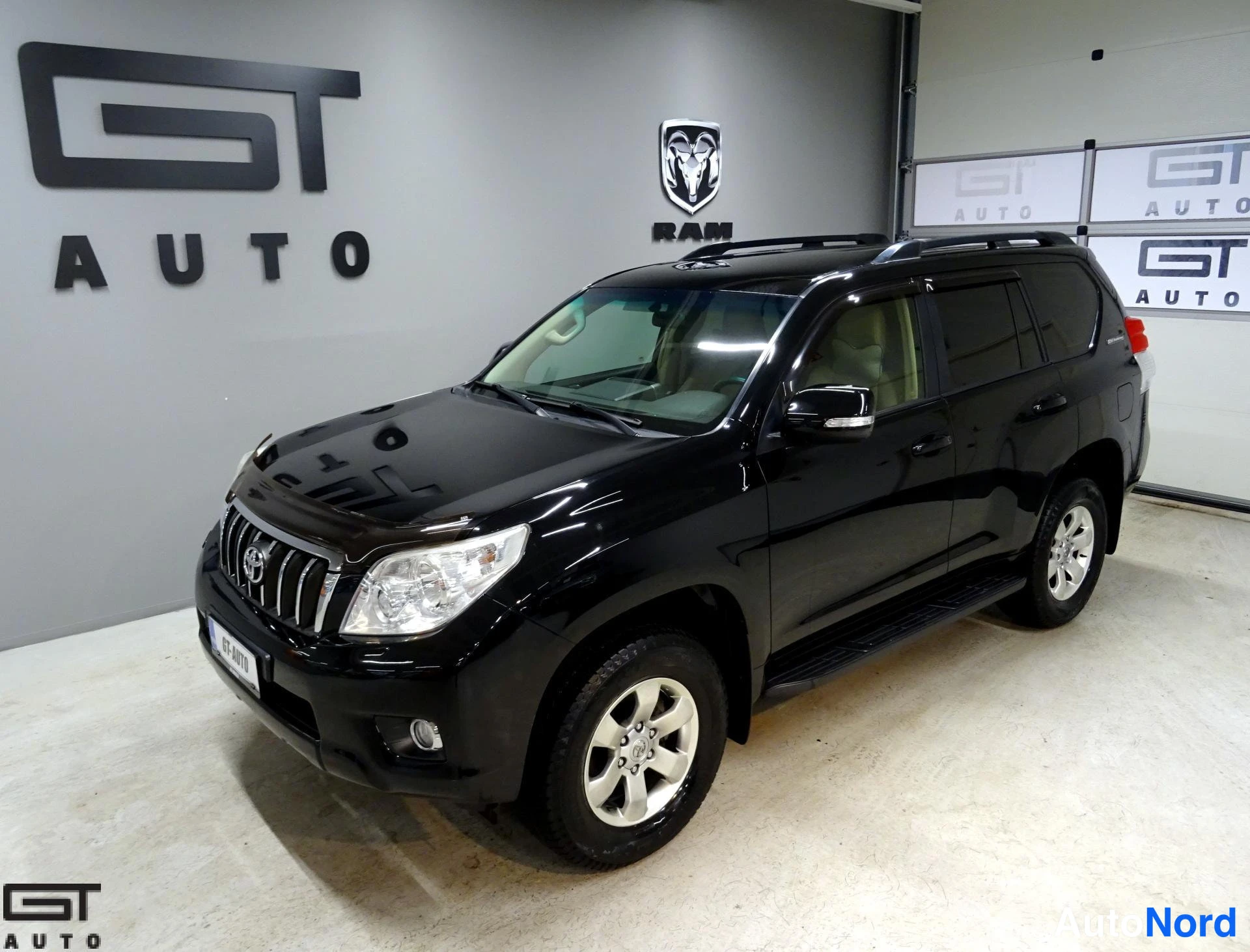 Musta Toyota Land Cruiser 2011, etuviisto, keula vasemmalle, kuva 2