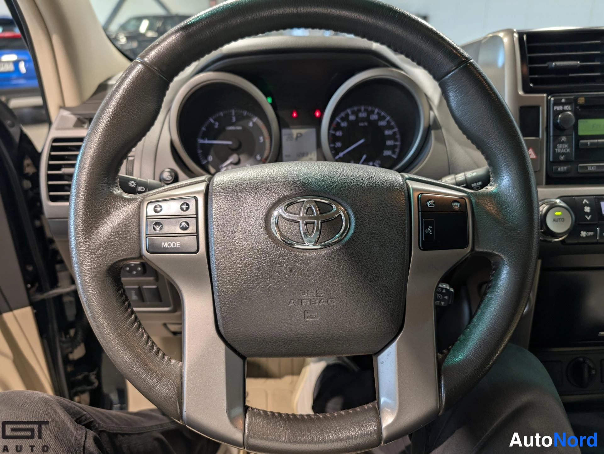 Musta Toyota Land Cruiser 2011, yksityiskohta, kuva 16