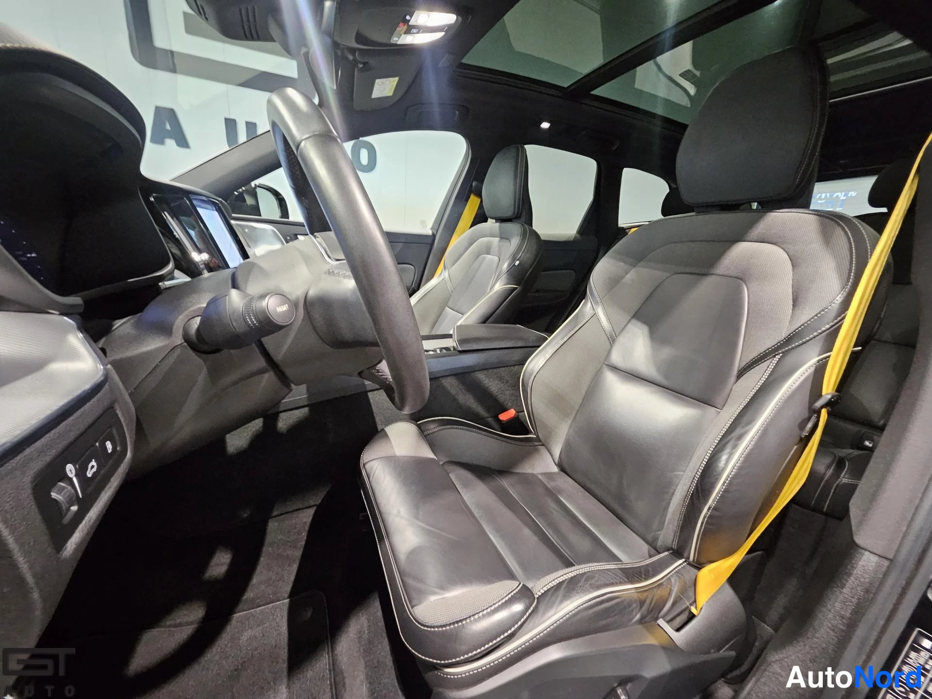 Musta Volvo XC60 2022, etuistuimet, kuva 14