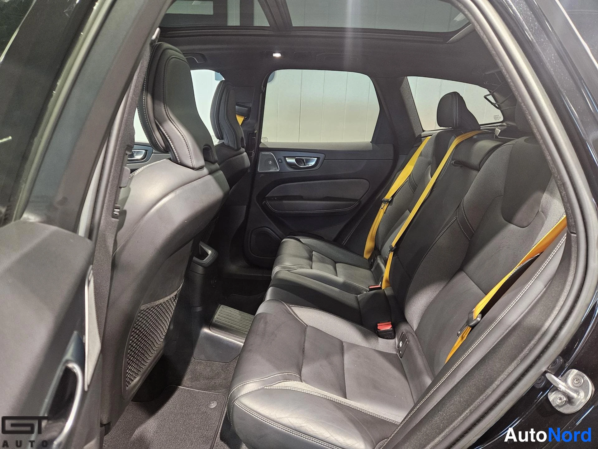 Musta Volvo XC60 2022, takaistuimet, kuva 16