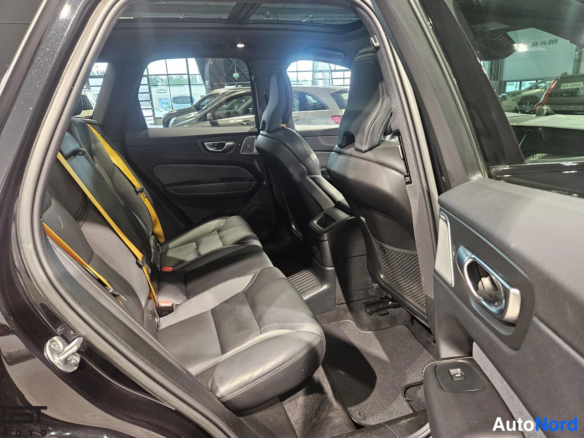 Musta Volvo XC60 2022, takaistuimet, kuva 17