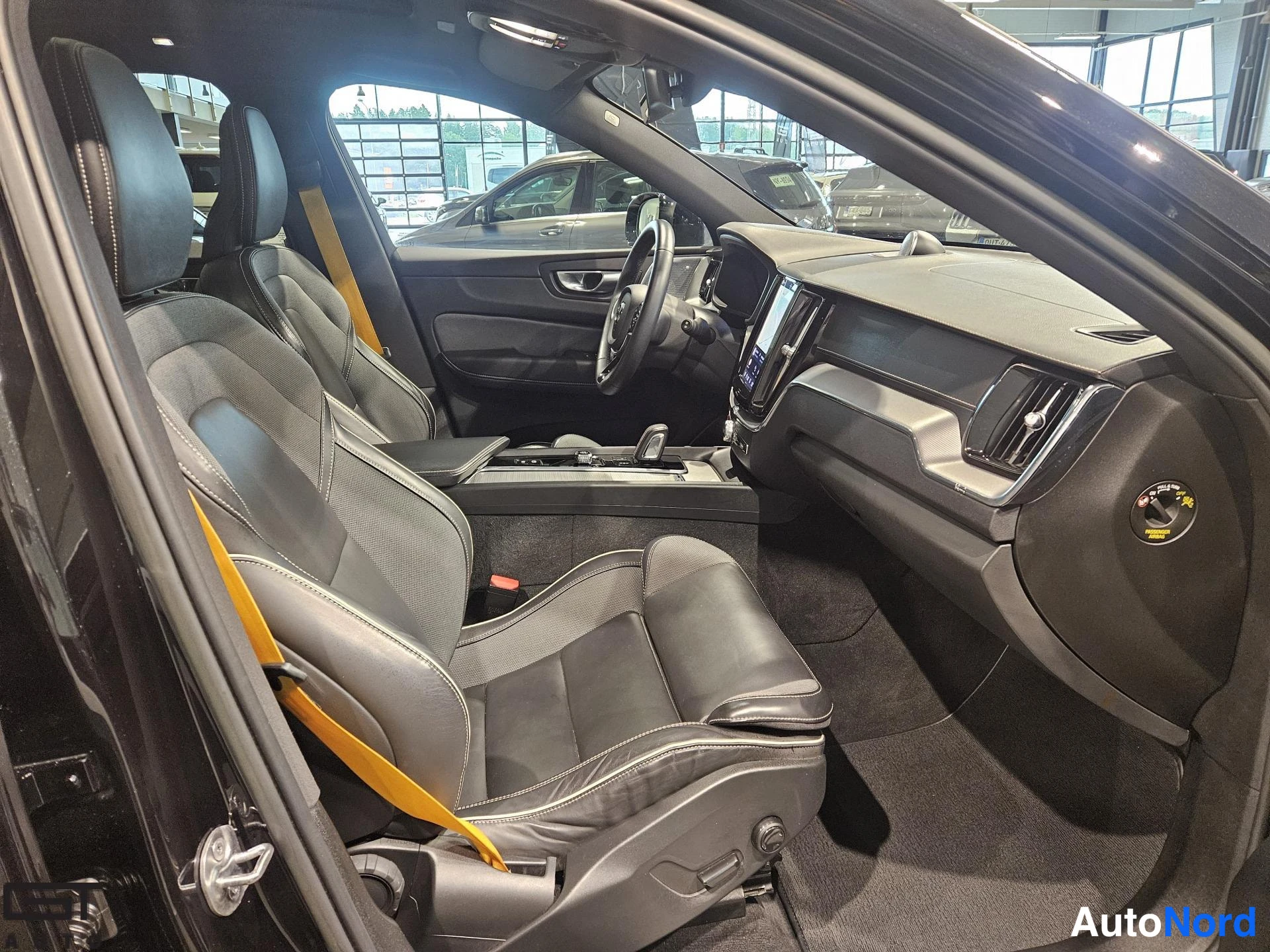 Musta Volvo XC60 2022, ohjaamo, kuva 10