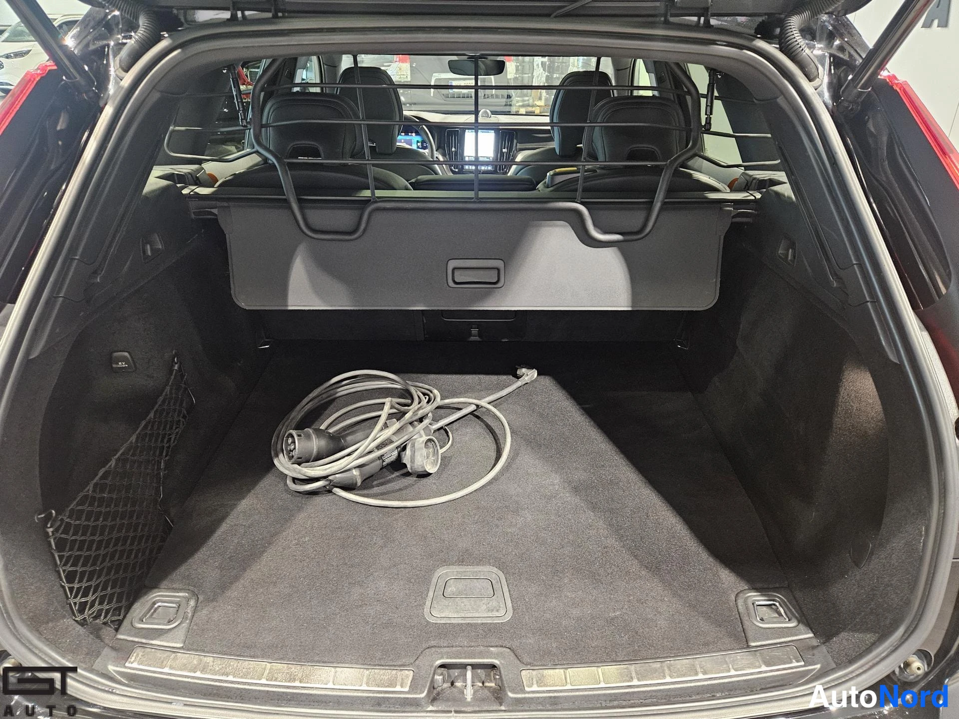Musta Volvo XC60 2022, tavaratila, kuva 18