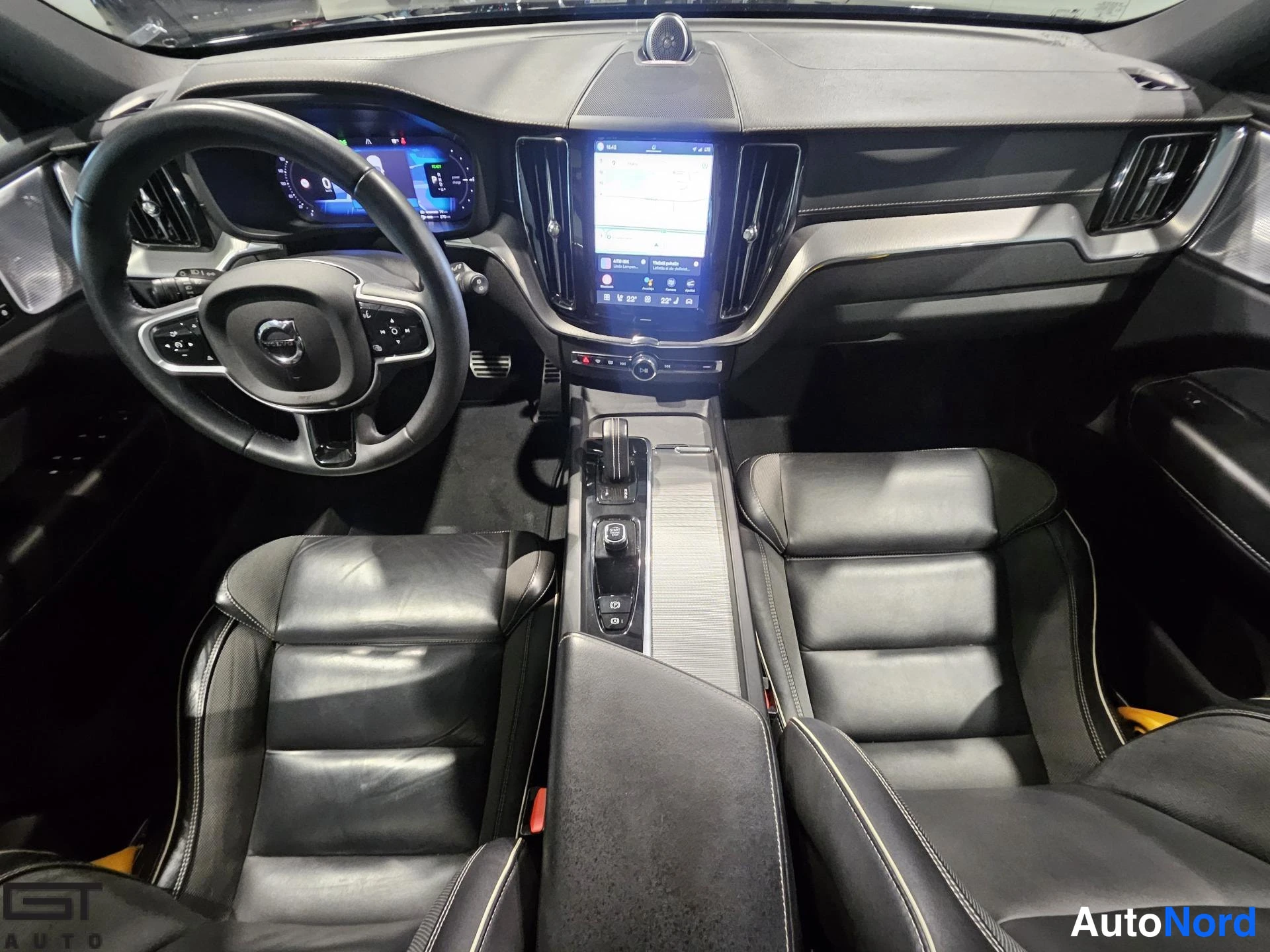 Musta Volvo XC60 2022, ohjaamo, kuva 11