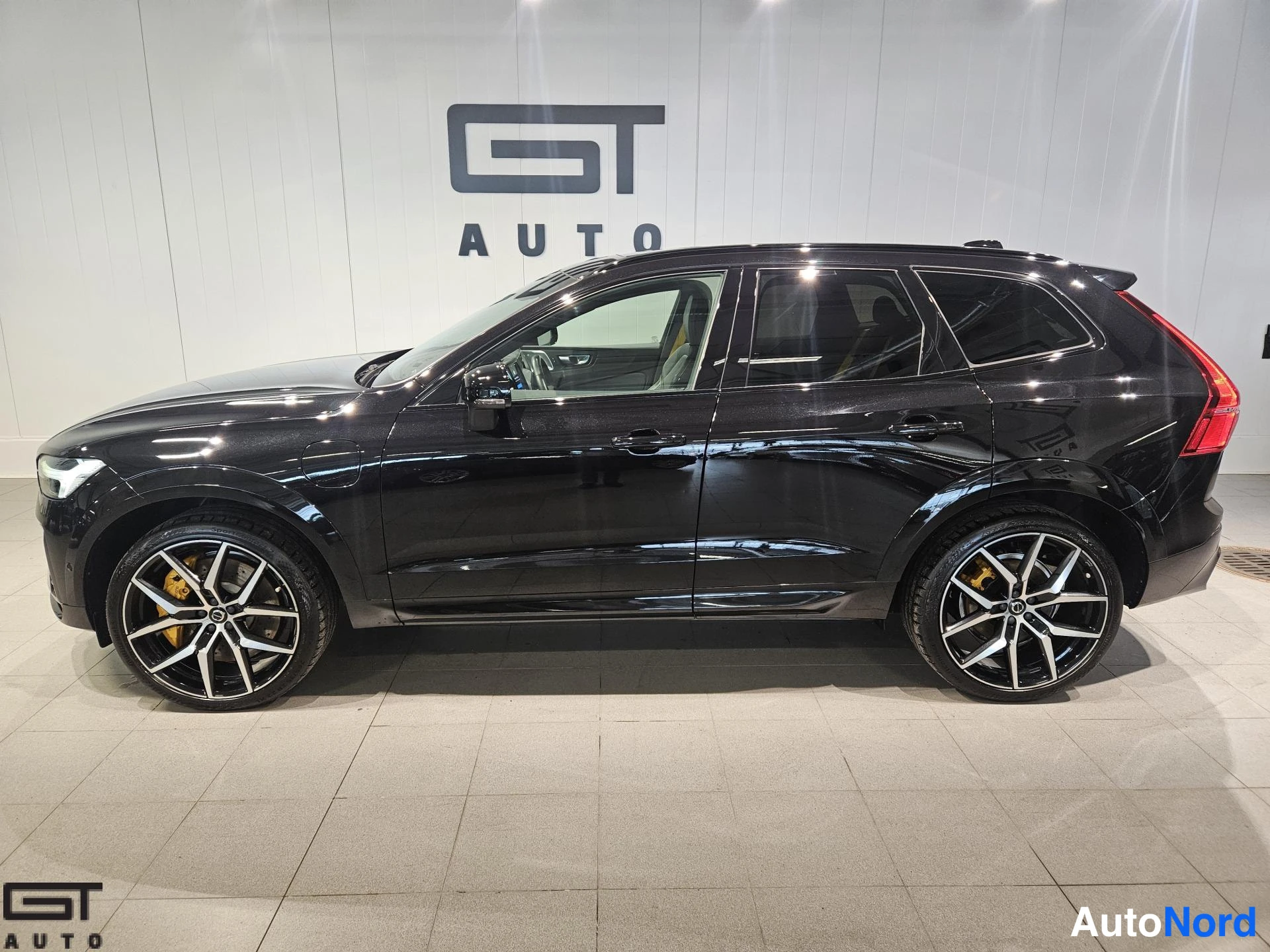 Musta Volvo XC60 2022, sivulta, kuva 4