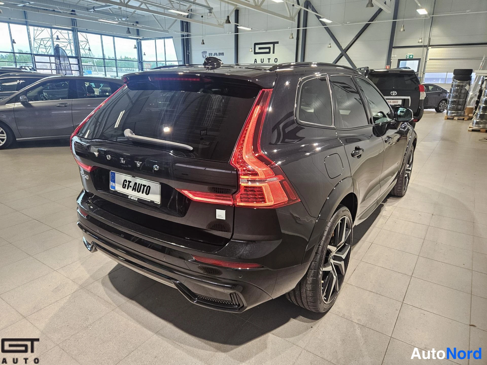 Musta Volvo XC60 2022, takaviisto, kuva 6