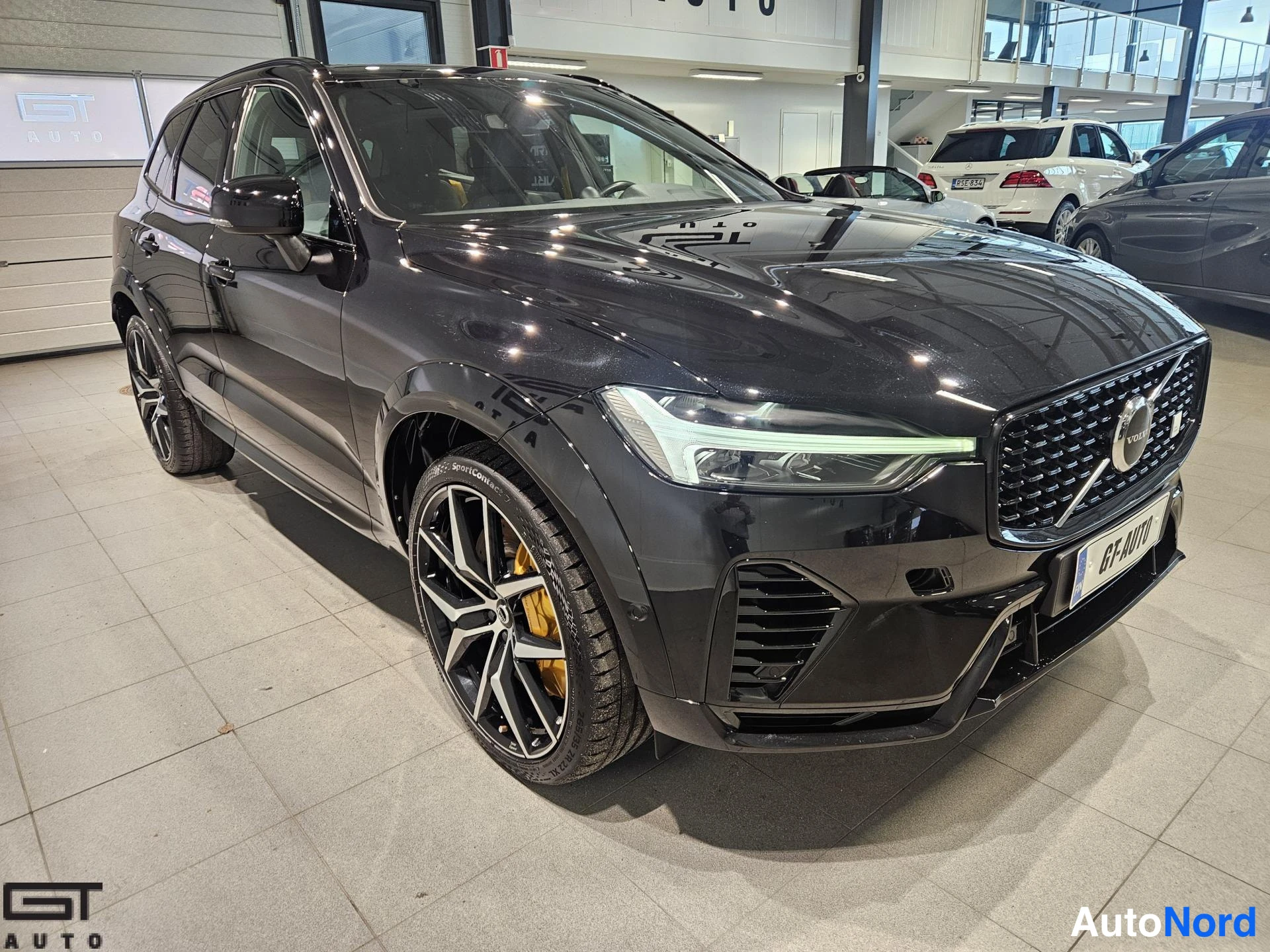 Musta Volvo XC60 2022, etuviisto, keula oikealle, kuva 3