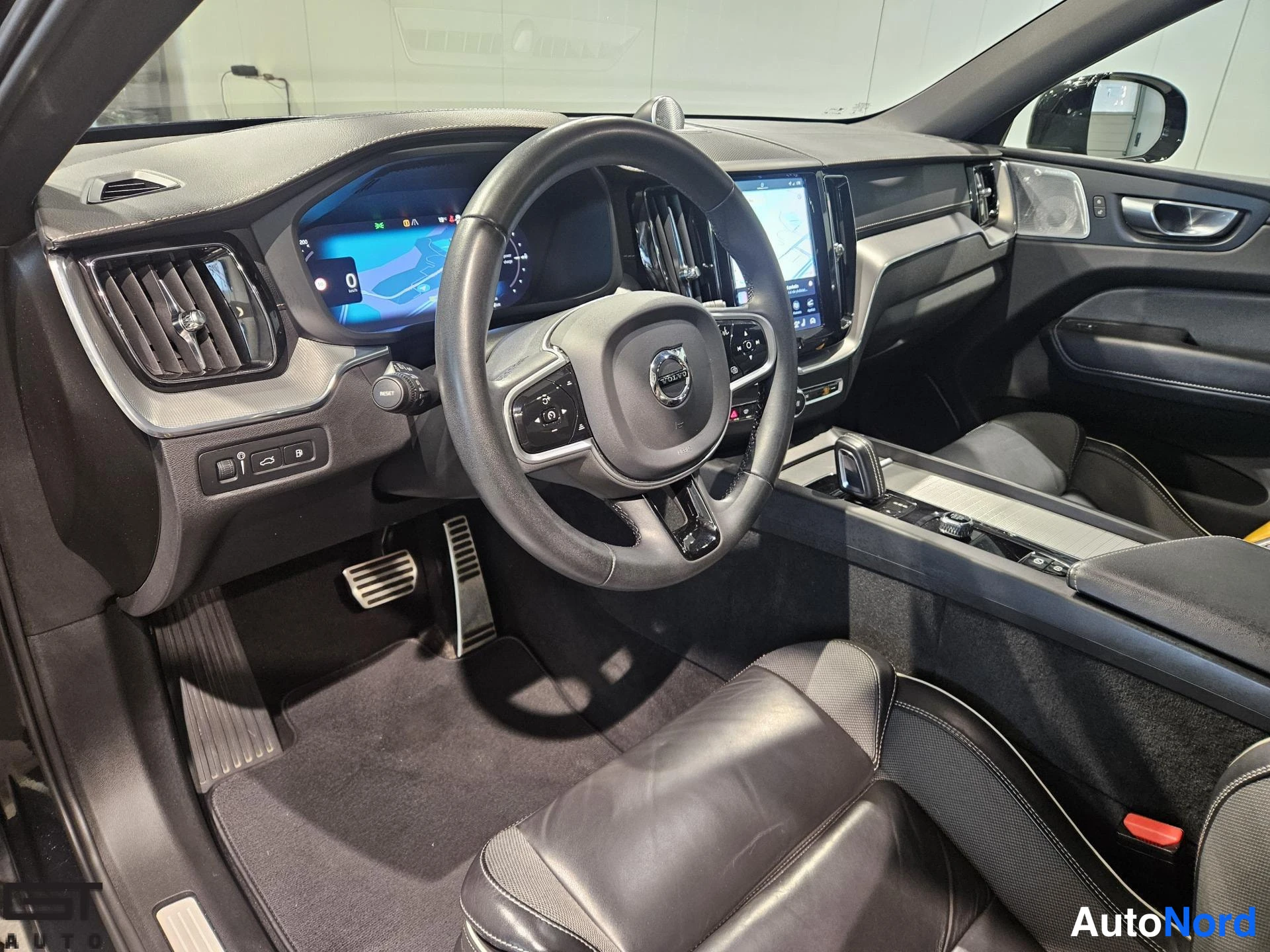 Musta Volvo XC60 2022, ohjaamo, kuva 7